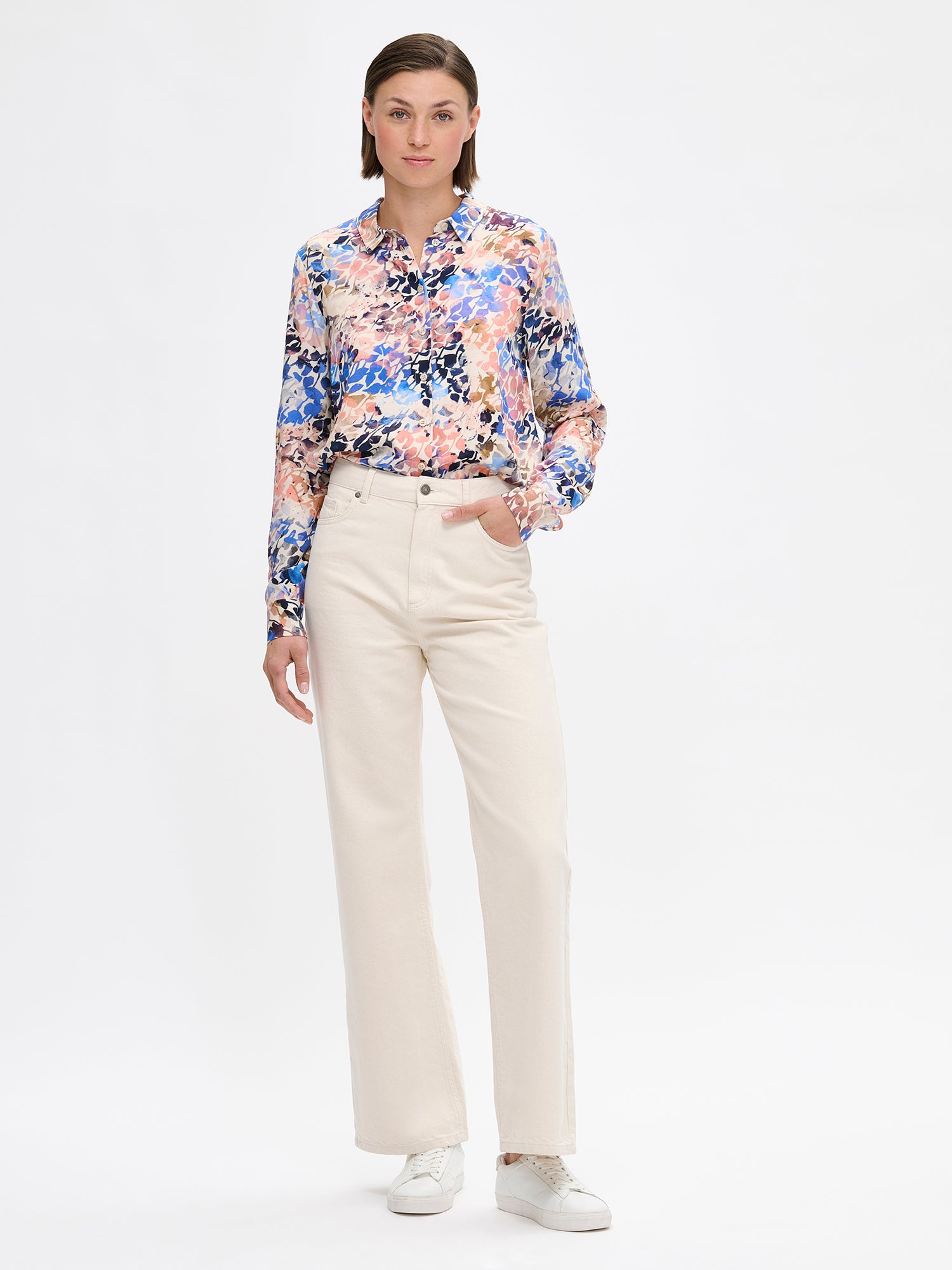 Nanso women’s patterned Sagitta shirt with full-length sleeves and a button closure at the front, on a model from the front with jeans.