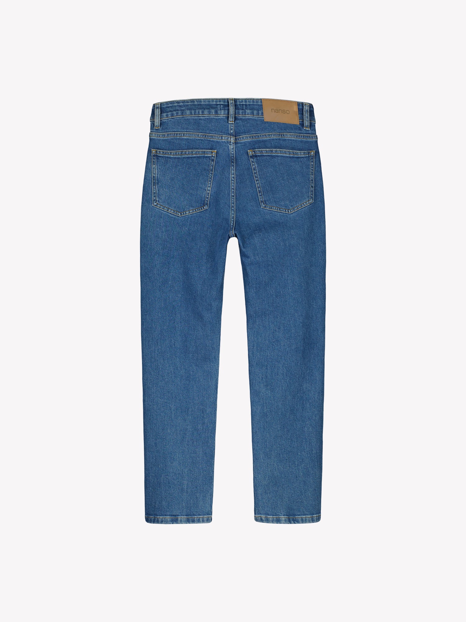 Nanso Cropped Kapee jeans feature a classic mid-rise waistband with a zippered fly and button closure for a secure fit. Practical front and back pockets provide convenient storage. Product picture from the back.