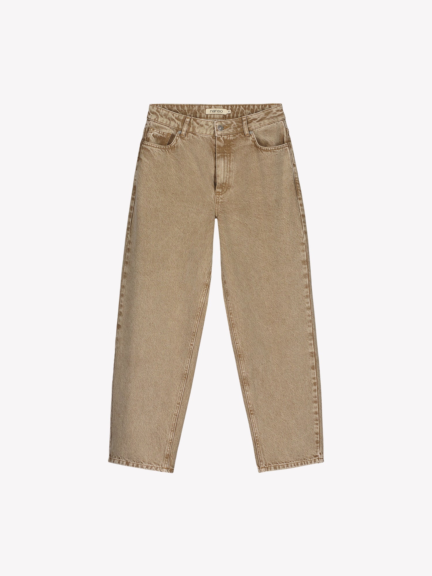 Nanso women's relaxed barrel leg Rento jeans in brown with an effortlessly comfortable fit.
Classic five-pocket design with a mid-rise waistband, front zip and button closure. Product picture from the front.