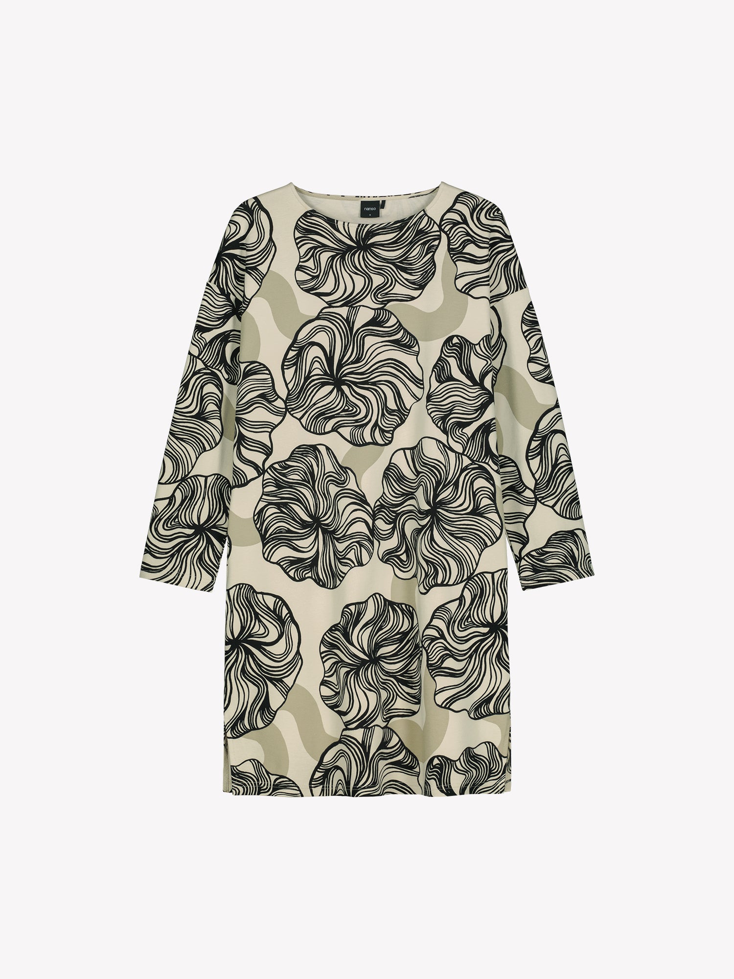 Nanso KOSMO Dress with graphic pattern on a minimalist silhouette features practical pockets, a classic boat neckline paired with dropped shoulders and full-length sleeves. Product picture from the front.