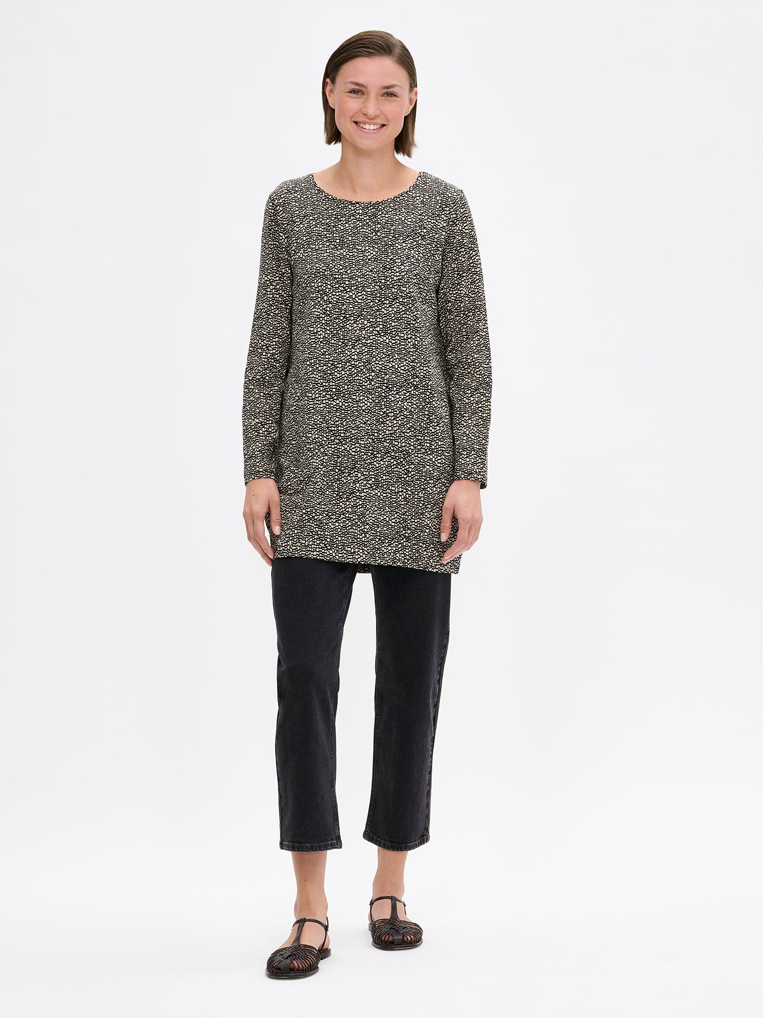 Nanso women's KAISLAT tunic  features a round neckline, full-length sleeves and convenient side pockets. On a model with dark gray jeans.