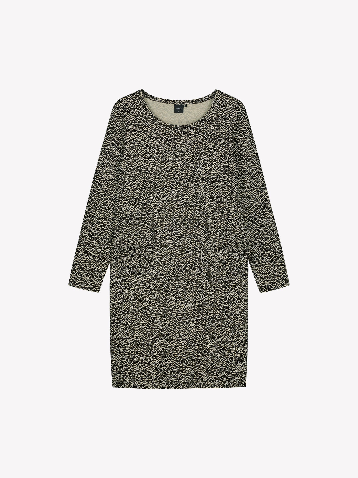 Nanso women's patterned Kaislat dress. The dress features a round neckline and full-length sleeves. The dress has hidden pockets in the seam. Product picture from the front.