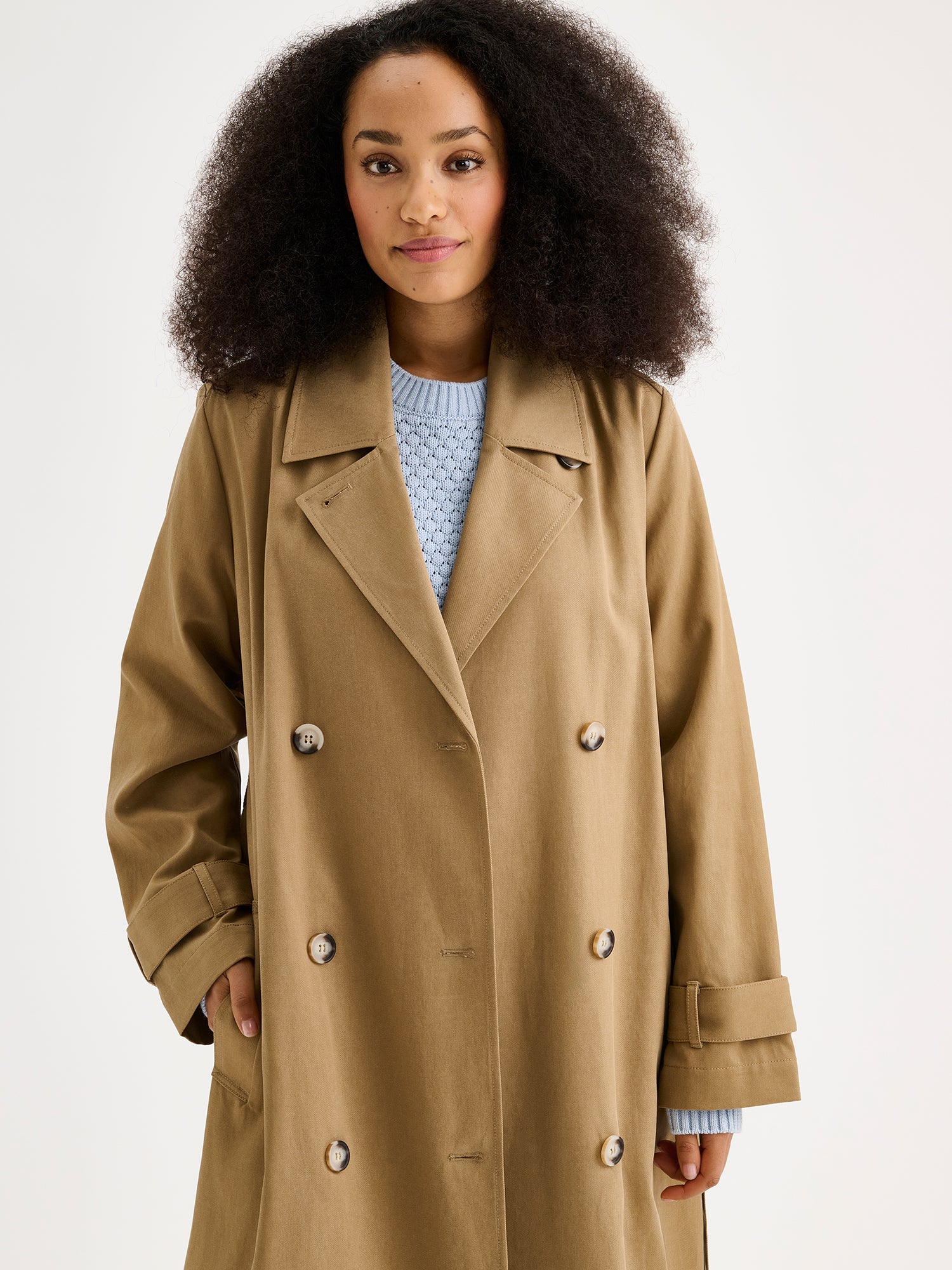 Nanso women's Klaara trench coat in brown on a model close-up.
