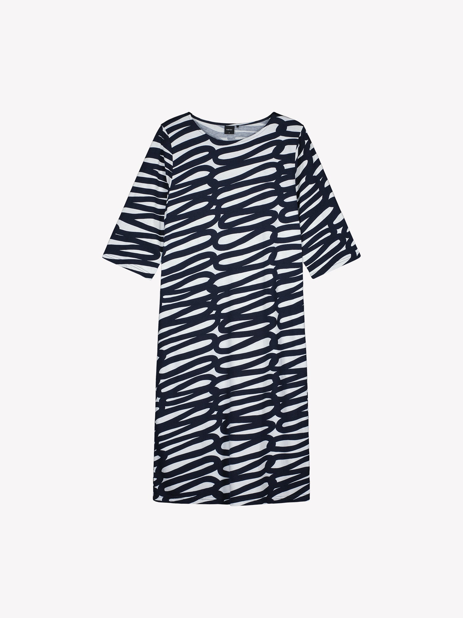 The LUONNOS Long Nightgown features an elegant two-tone print design that combines comfort with contemporary style. Product picture.