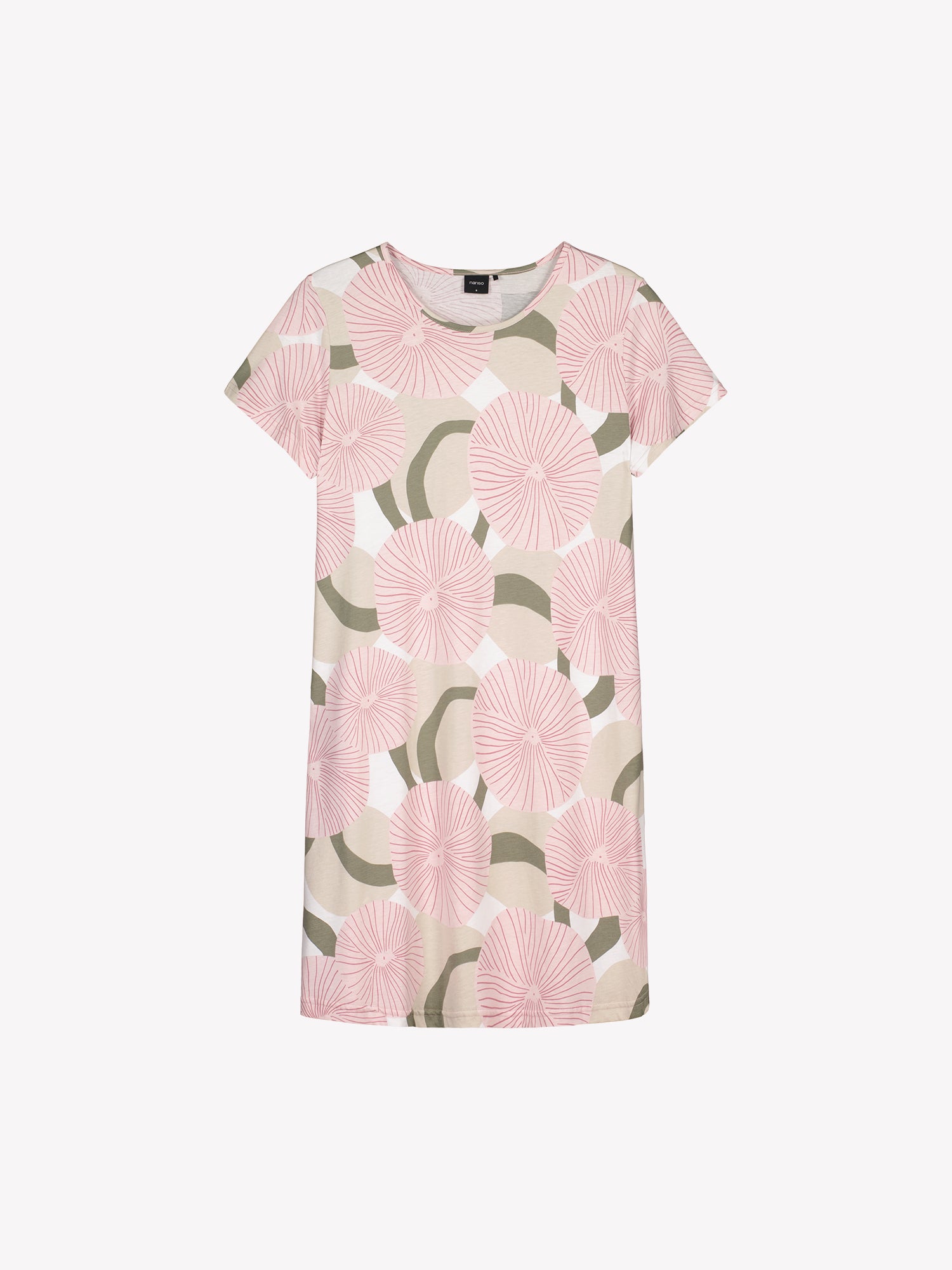 A short Hedda-nightgown in a soft, refreshing pink shade in a product picture.