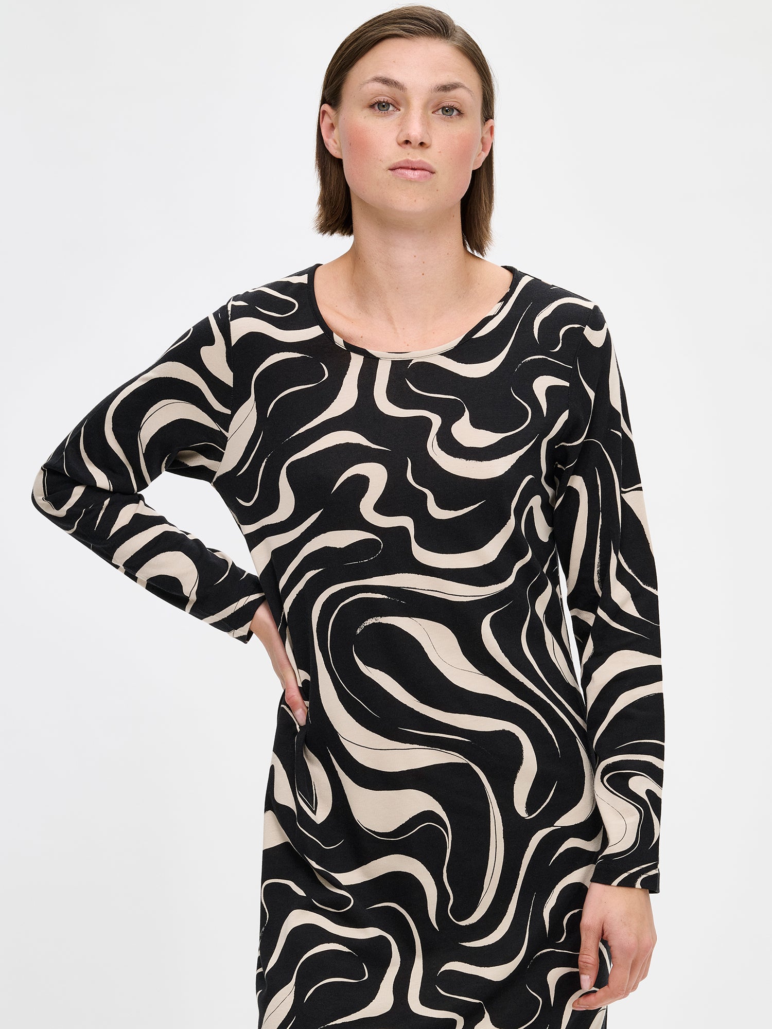Nanso VESI long-sleeved nightgown black and beige tones with an elegant patterned design. Features a classic round neckline and relaxed fit and soft material for restful nights. On a model, close-up.