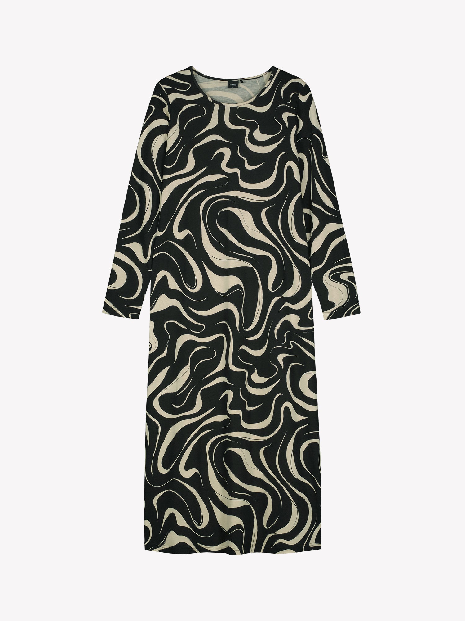 Nanso VESI long-sleeved nightgown black and beige tones with an elegant patterned design. Features a classic round neckline and relaxed fit and soft material for restful nights. Product picture from the front.