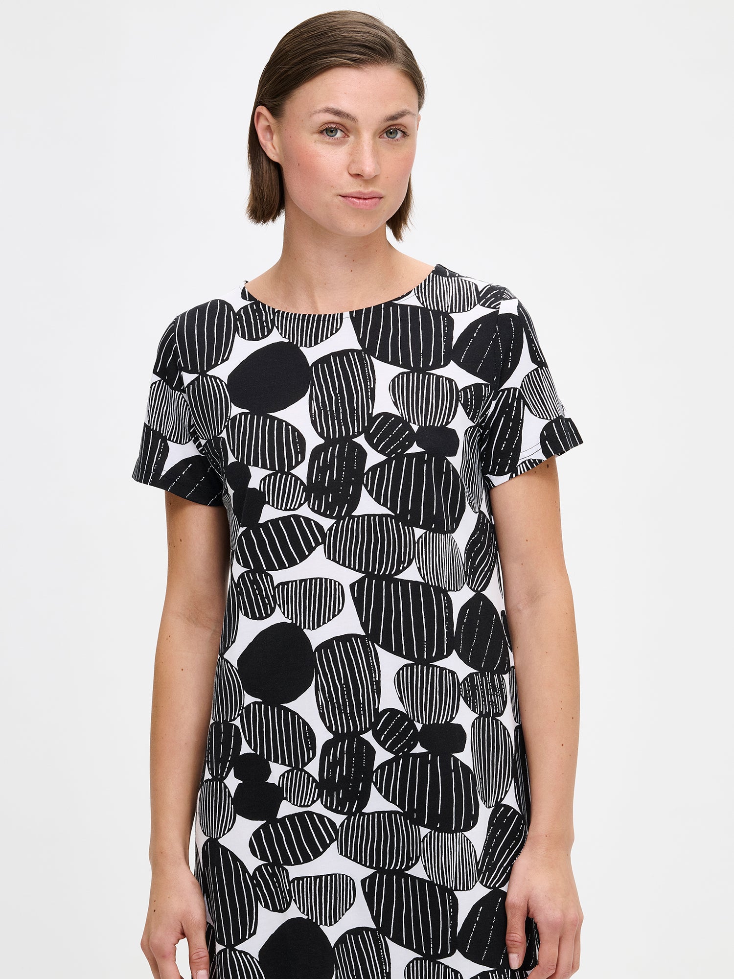 Nanso patterned black Kummeli short nightgown with short sleeves and an oval neckline. The material is high-quality cotton and modal, which feels soft against the skin. On a model from the front, close-up.