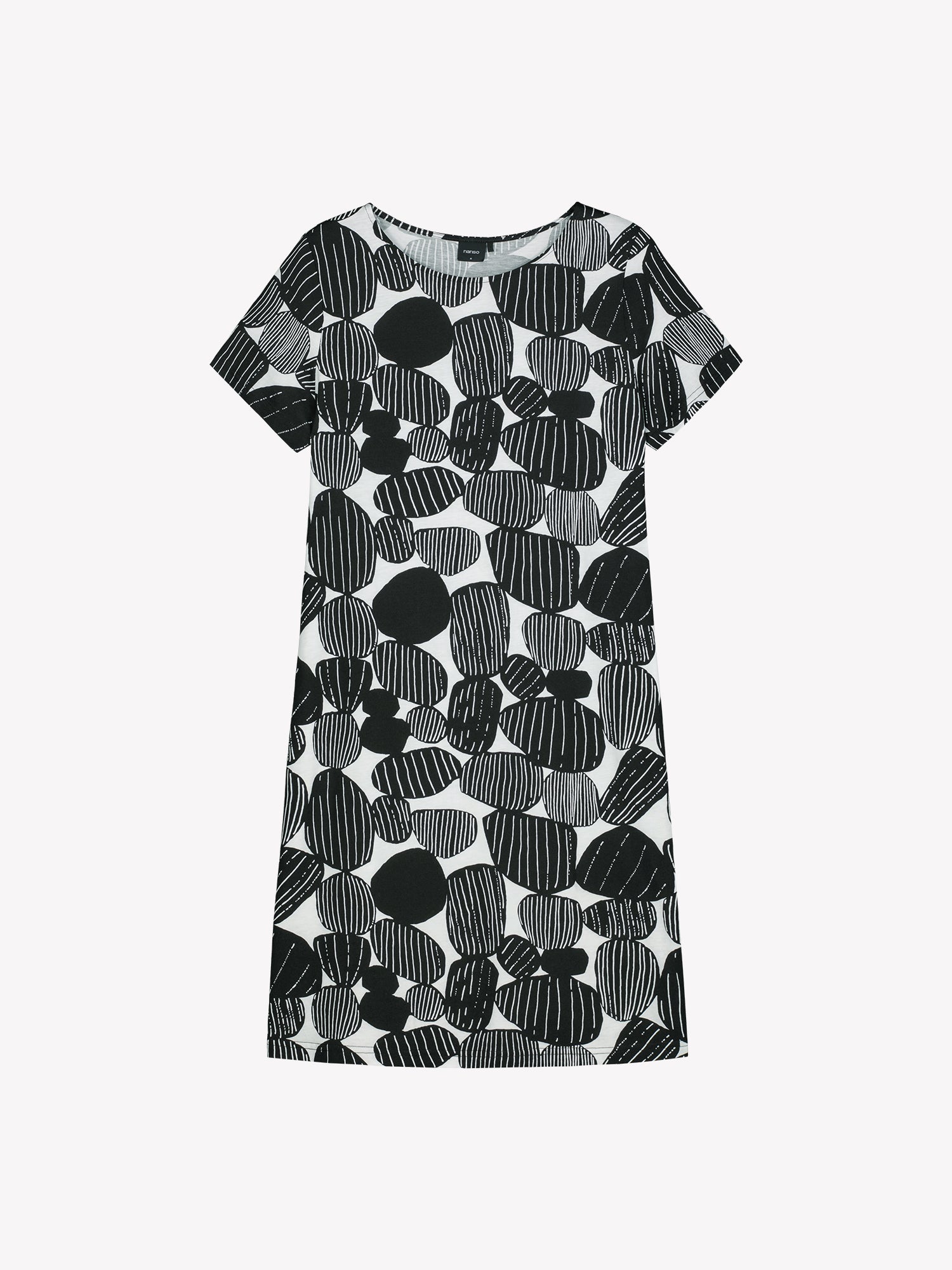 Nanso patterned black Kummeli short nightgown with short sleeves and an oval neckline. The material is high-quality cotton and modal, which feels soft against the skin. Product picture from the front.