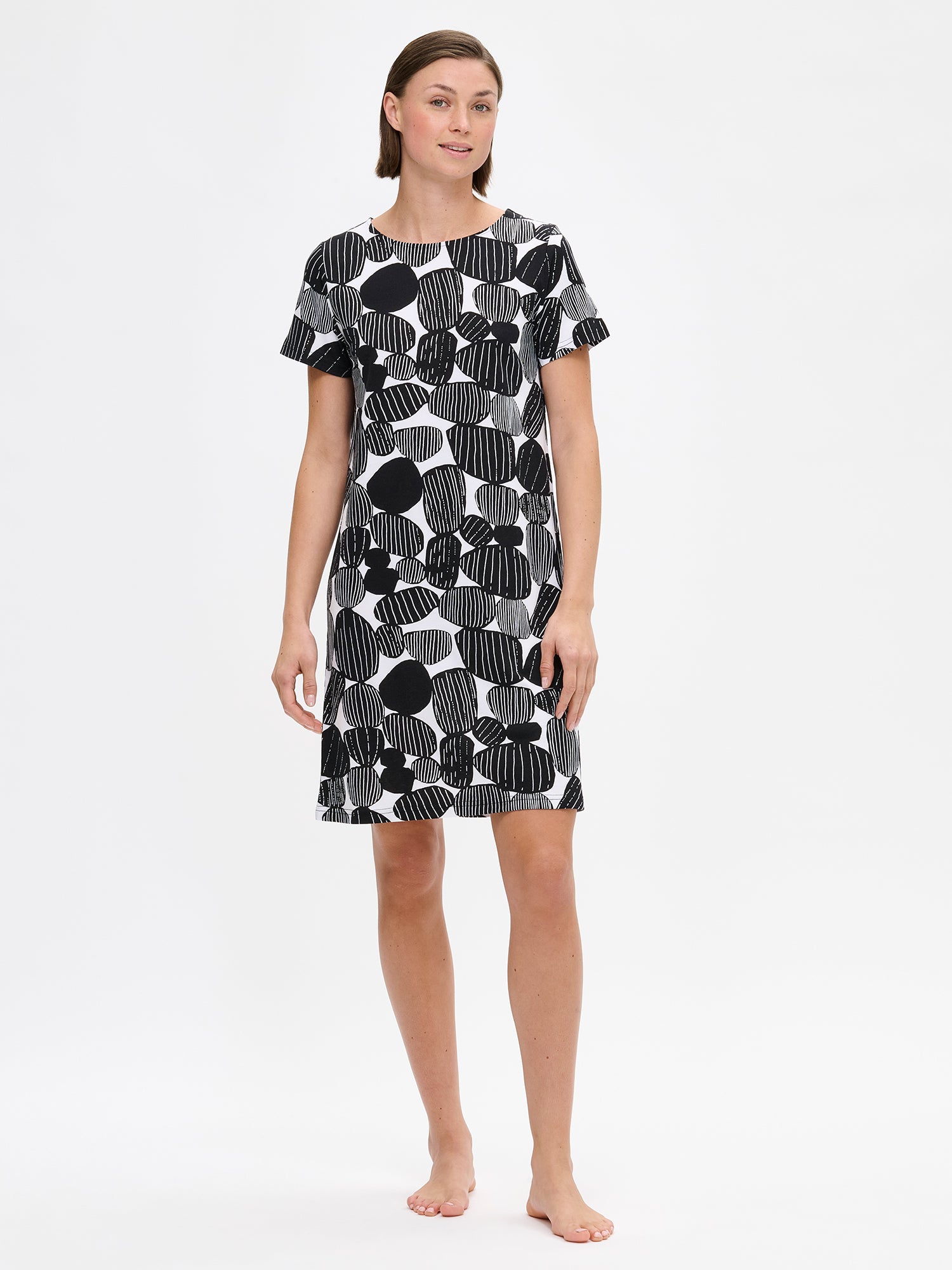 Nanso patterned black Kummeli short nightgown with short sleeves and an oval neckline. The material is high-quality cotton and modal, which feels soft against the skin. On a model from the front.