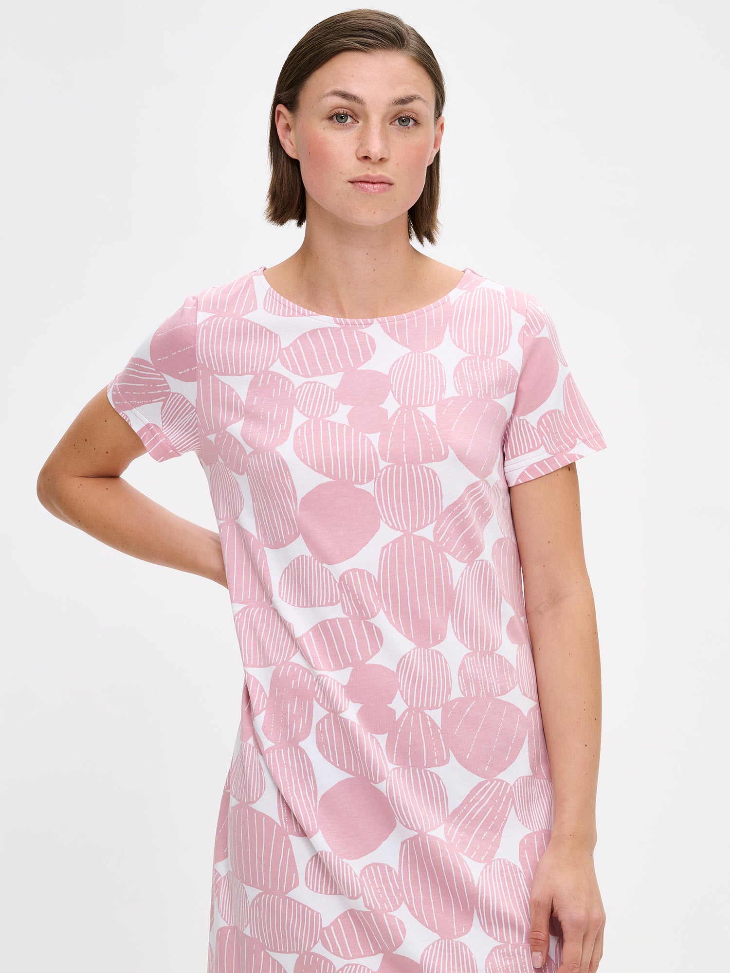 Nanso patterned pink Kummeli short nightgown with short sleeves and an oval neckline. The material is high-quality cotton and modal, which feels soft against the skin. On a model from the front, close-up.