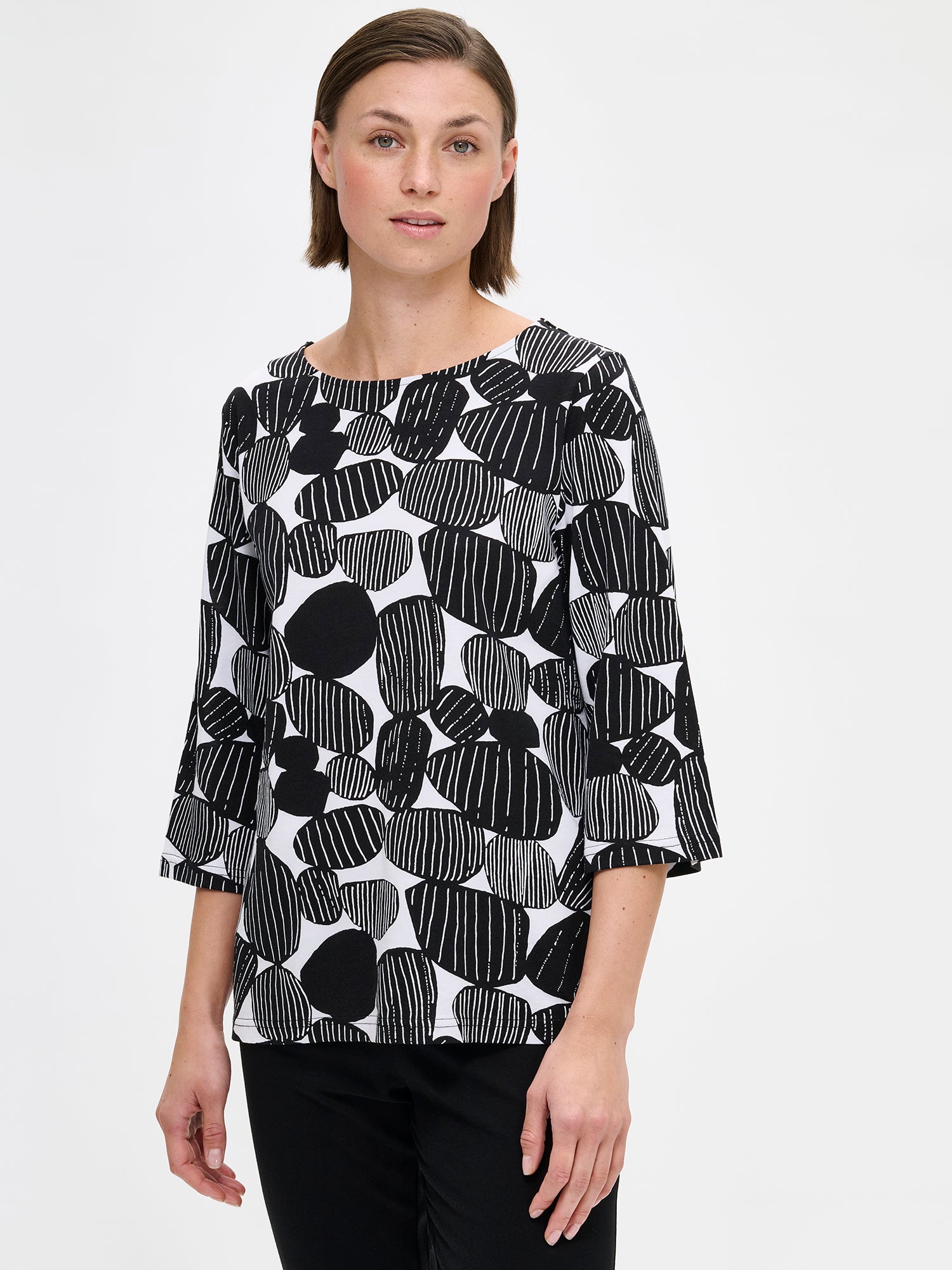 Nanso black Kummeli pyjamas with 3/4 length sleeves and an oval neckline. The material is high-quality cotton and modal, which feels soft against the skin. On a model from the front, close-up.