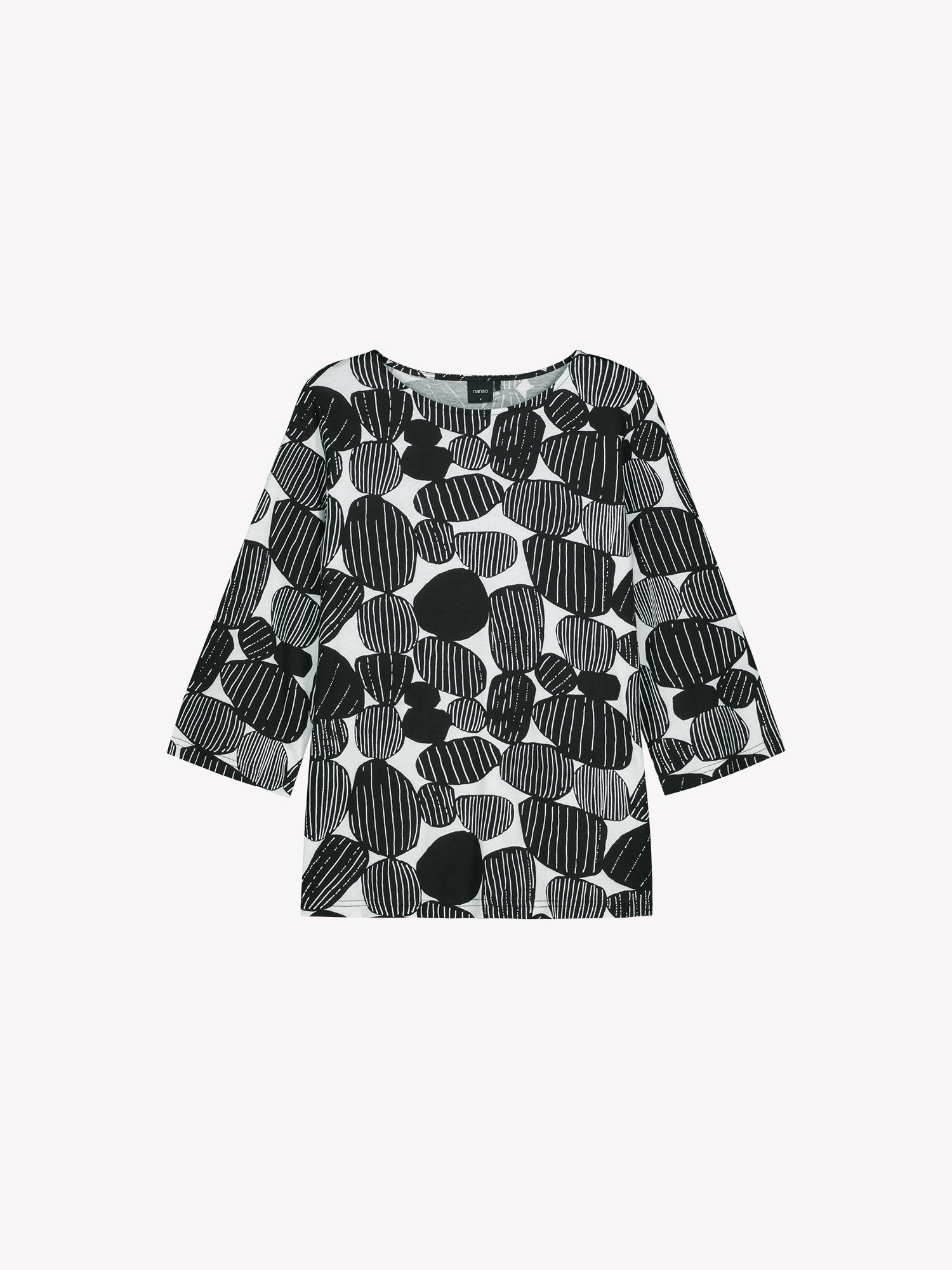 Nanso black Kummeli pyjamas with 3/4 length sleeves and an oval neckline. The material is high-quality cotton and modal, which feels soft against the skin. Product picture of the shirt.
