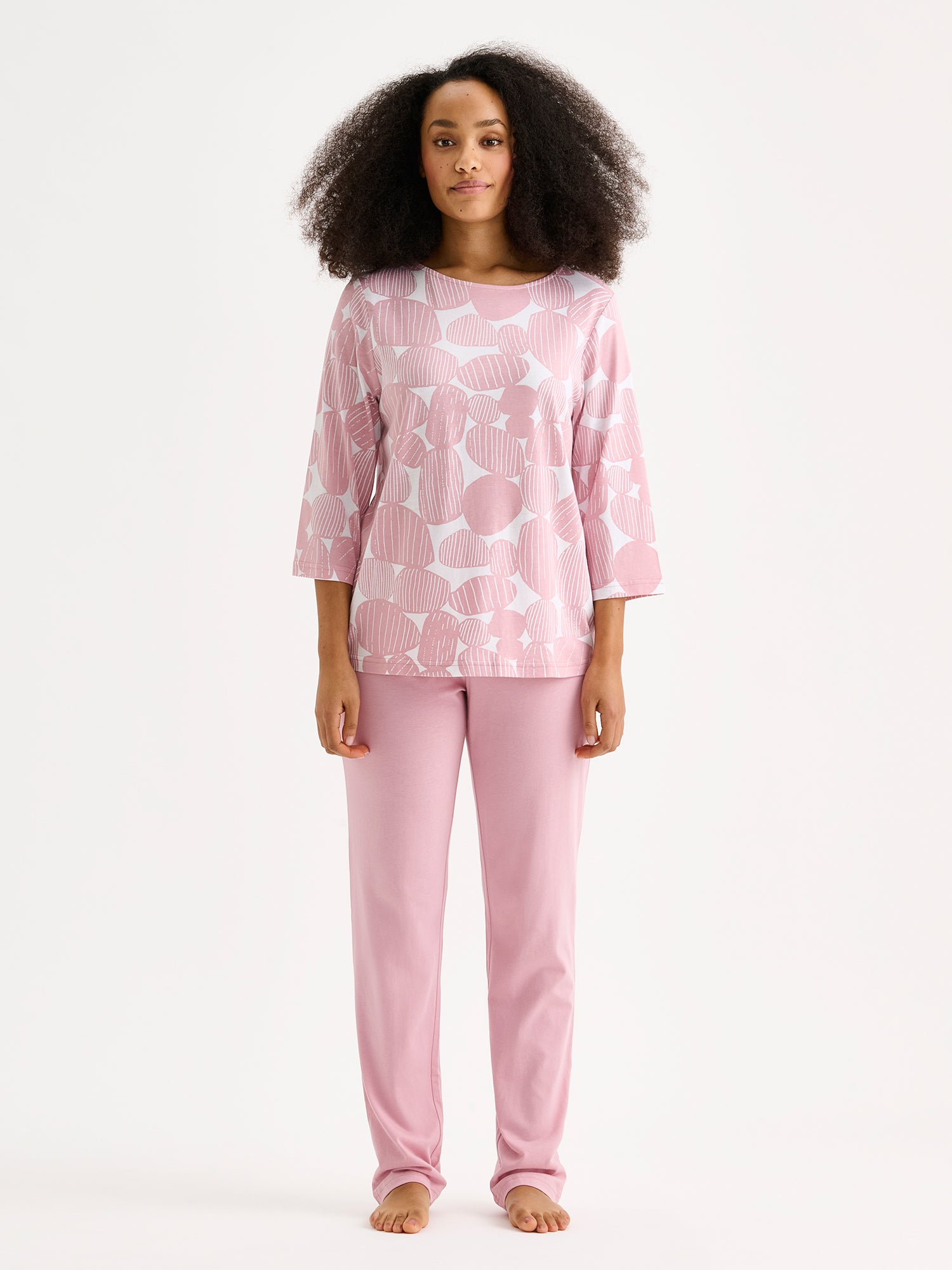 Nanso pink Kummeli pyjamas with 3/4 length sleeves and an oval neckline. The material is high-quality cotton and modal, which feels soft against the skin. Photographed on a model from the front.