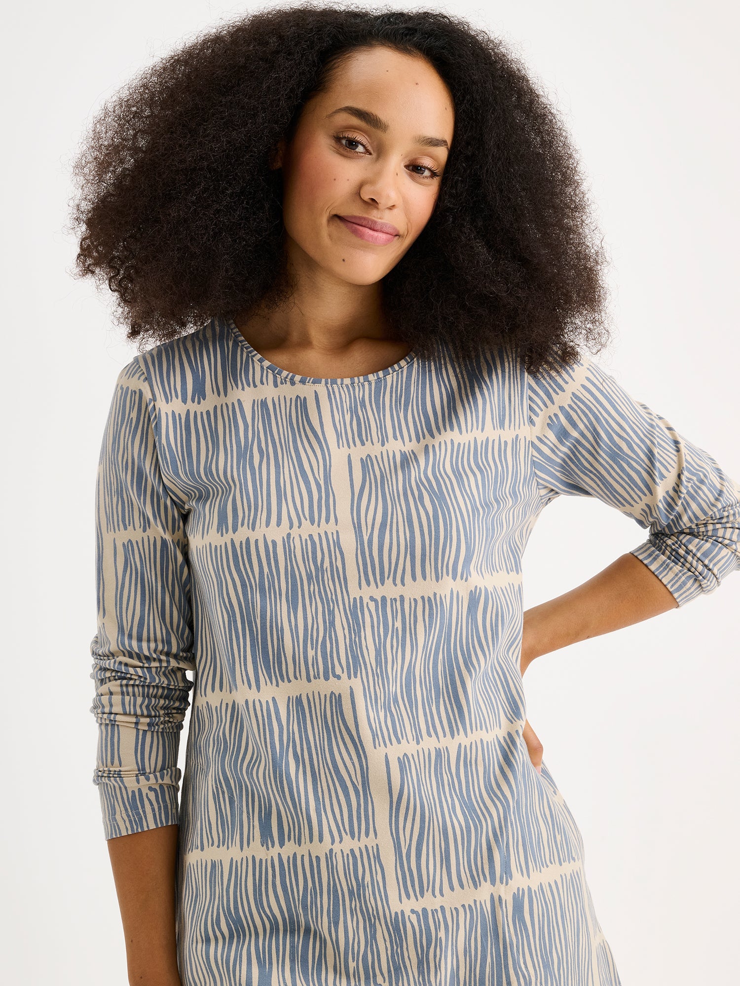 The RUOKO Jersey Tunic combines everyday comfort with understated elegance. Pictured on a model, close-up.