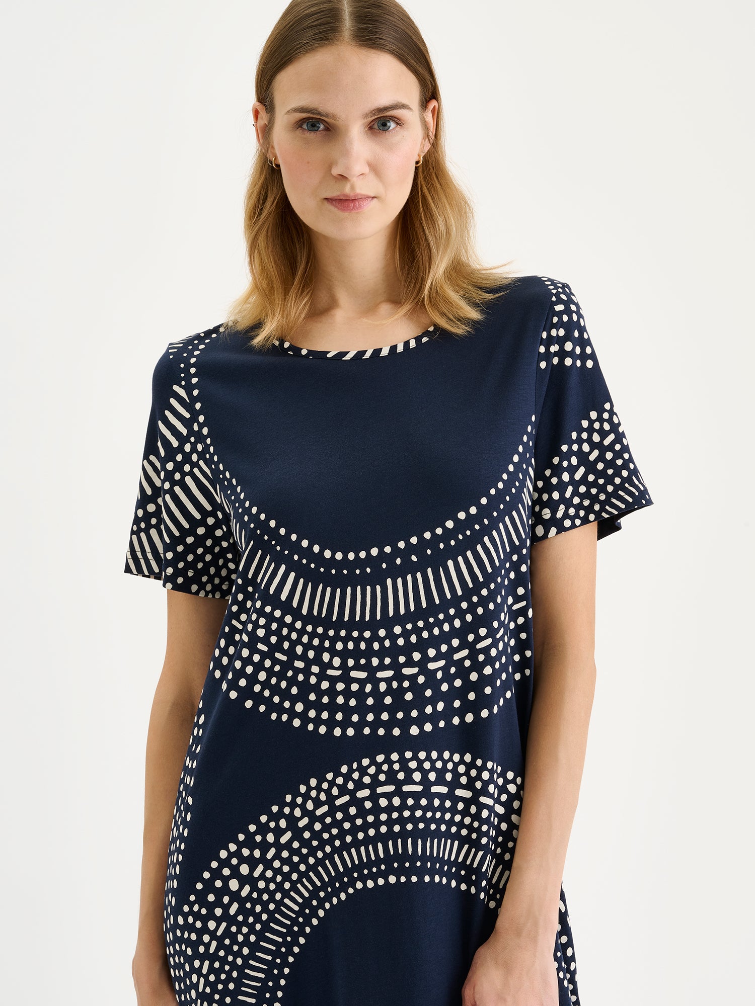 Nanso AURA Short Nightgown in blue shade and stylish pattern on a model with blonde hair, close-up.