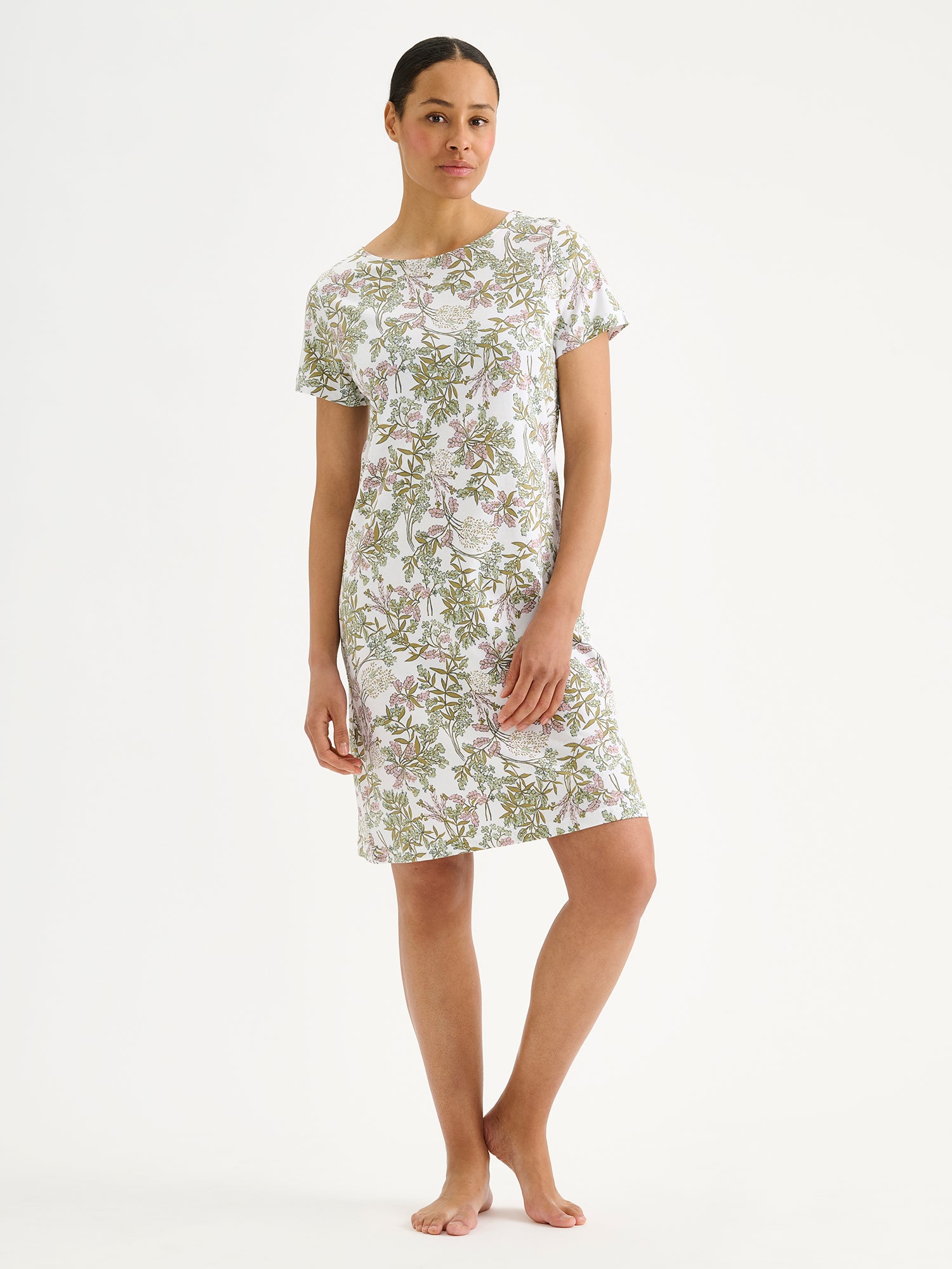 Nanso LAVENTELI Short floral nightgown on a model.