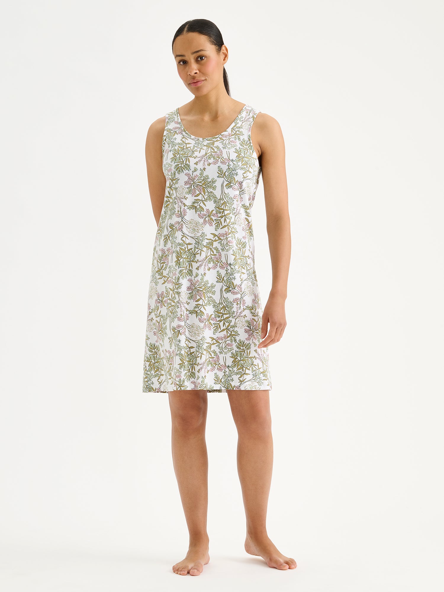 Nanso LAVENTELI Short Sleeveless Nightgown featuring a harmonious floral pattern on a model.