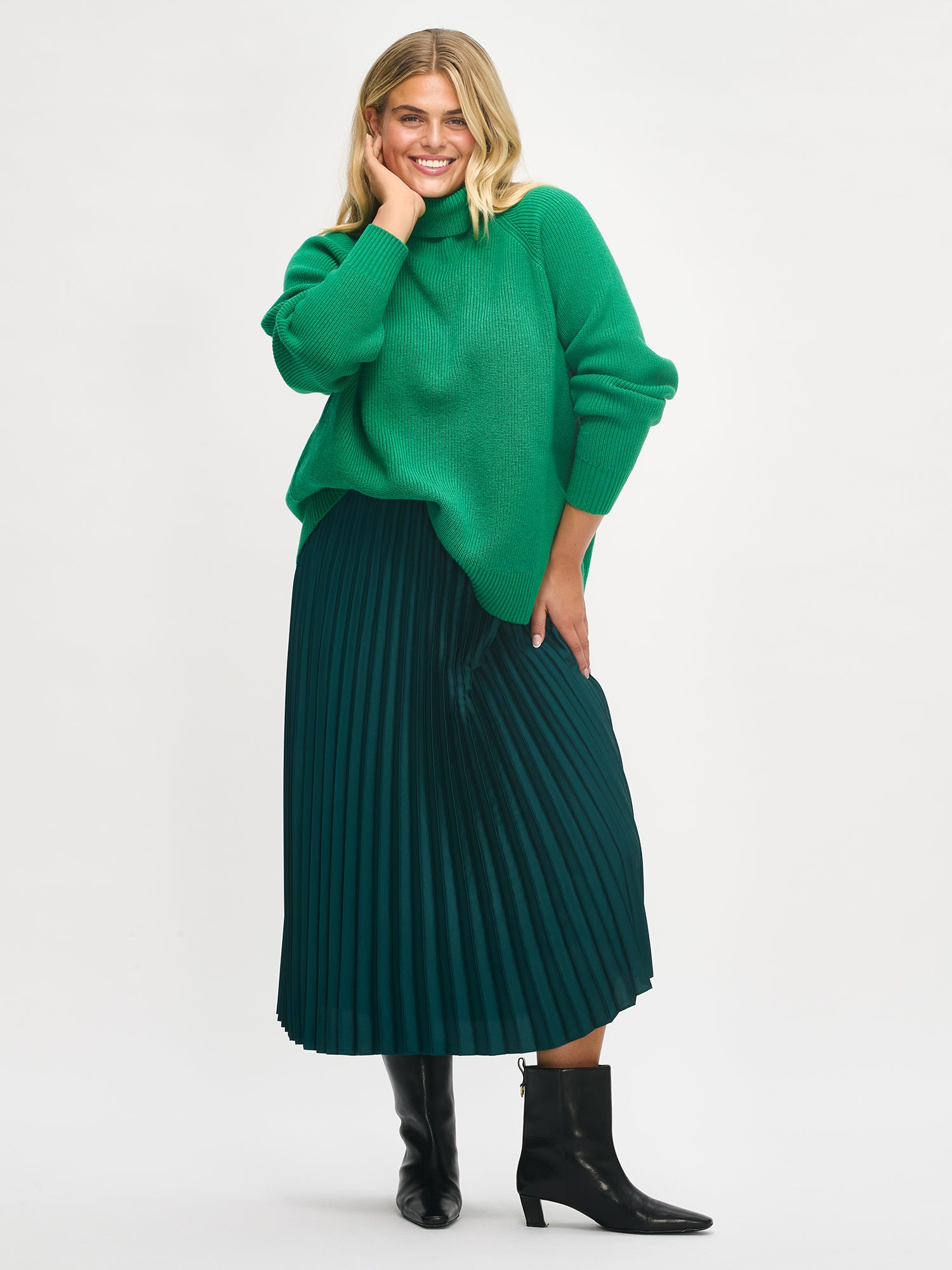 Nanso's Pamela sweater for women is a cozy, green knit featuring a turtleneck and full-length raglan sleeves, size XL