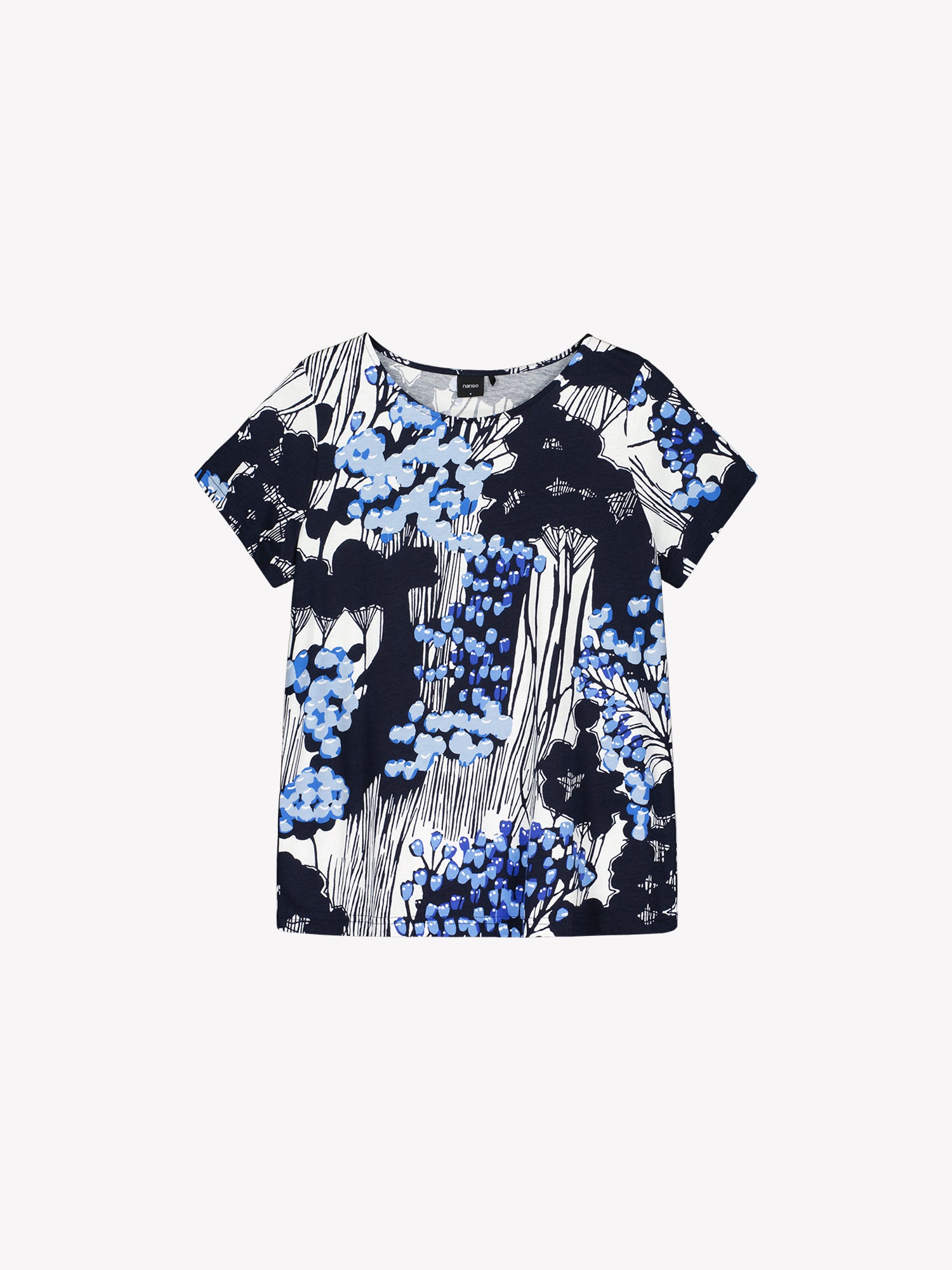 Nanso KIRJOKERTTU Pajamas, featuring a short-sleeved top with an elegant nature-inspired blue pattern paired with solid dark blue pants, product picture of the t-shirt.