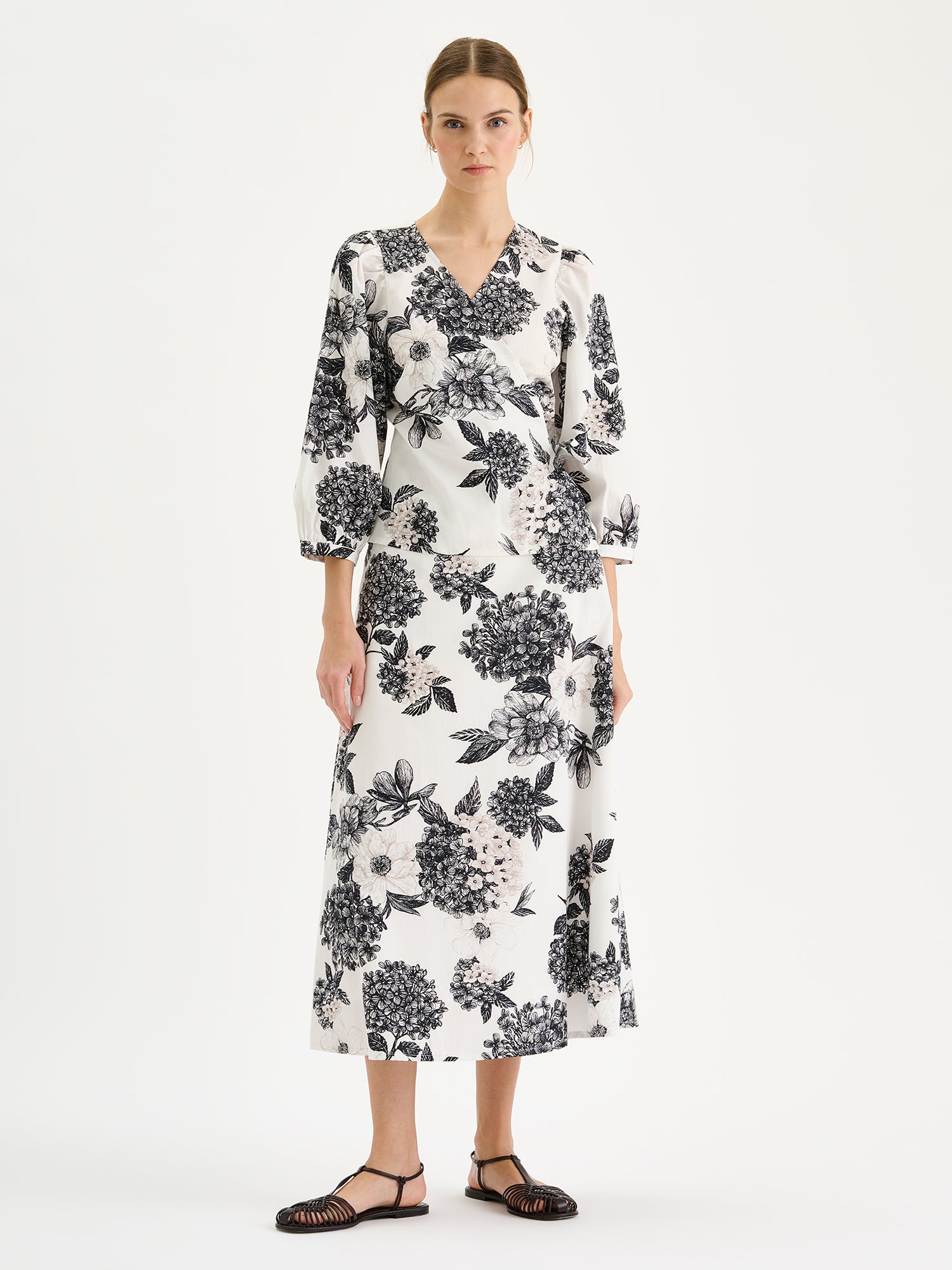 Nanso charming floral patterned Palatsi skirtin black and white on a model with a matching blouse