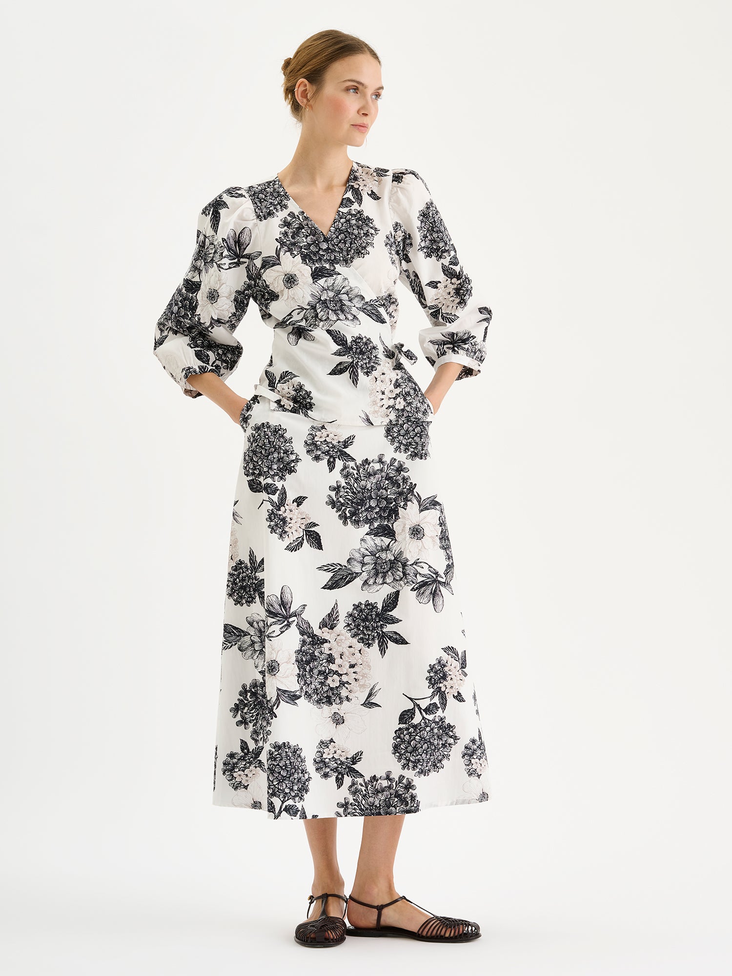 Nanso charming floral patterned Palatsi skirtin black and white on a model with a matching blouse