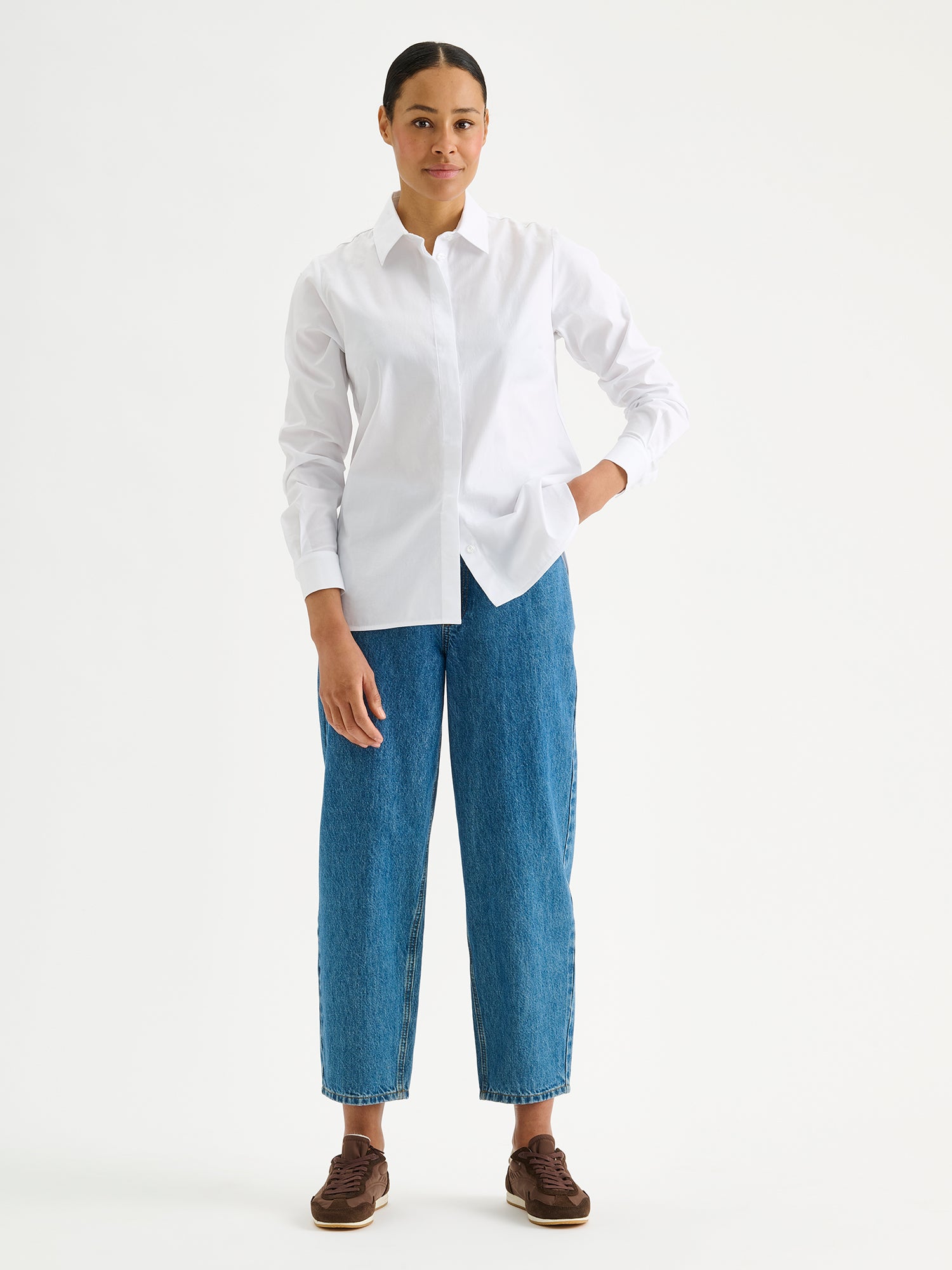 Nanso women's HELENA Shirt in white on a model with jeans