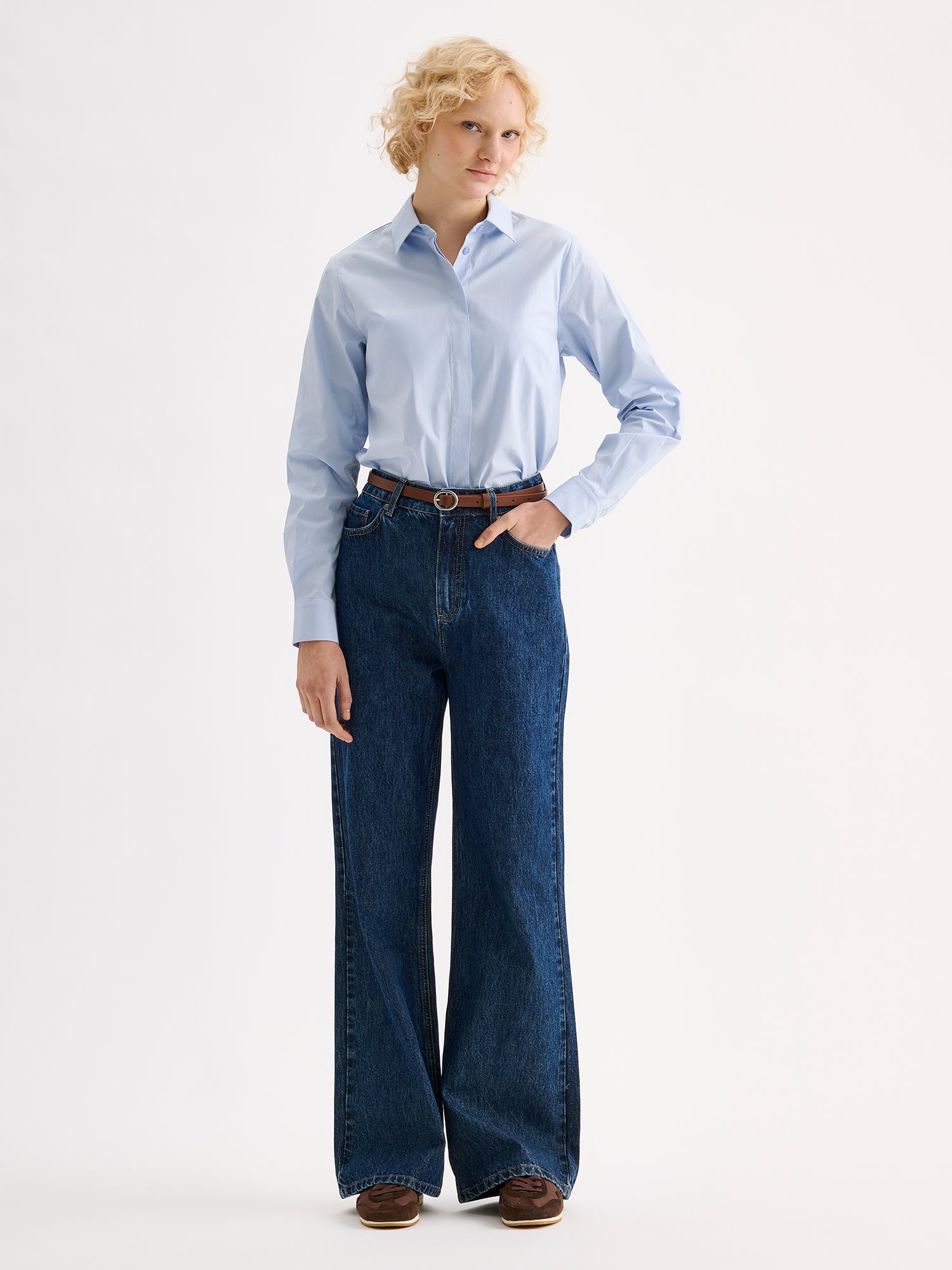 Nanso women's HELENA Shirt in Light Blue, on a model with jeans
