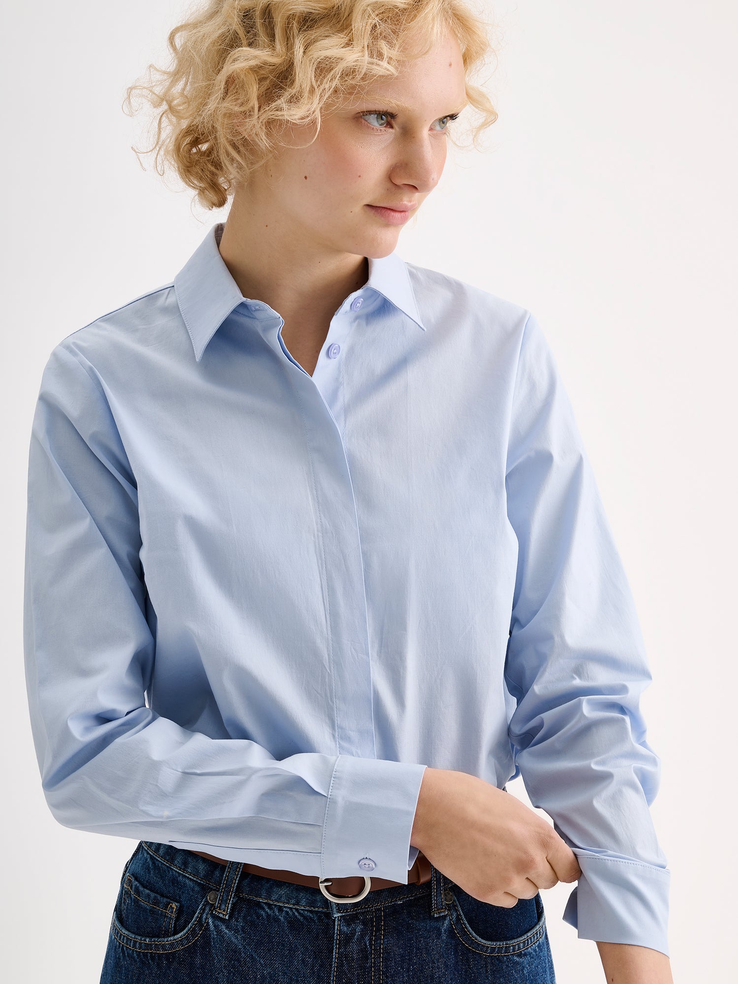 Nanso women's HELENA Shirt in Light Blue, on a model with jeans
