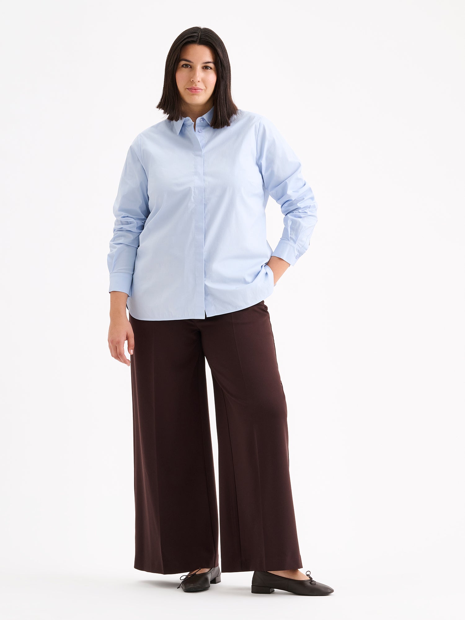 Nanso women's HELENA Shirt in Light Blue, on a model with brown trousers | 46 - 178cm