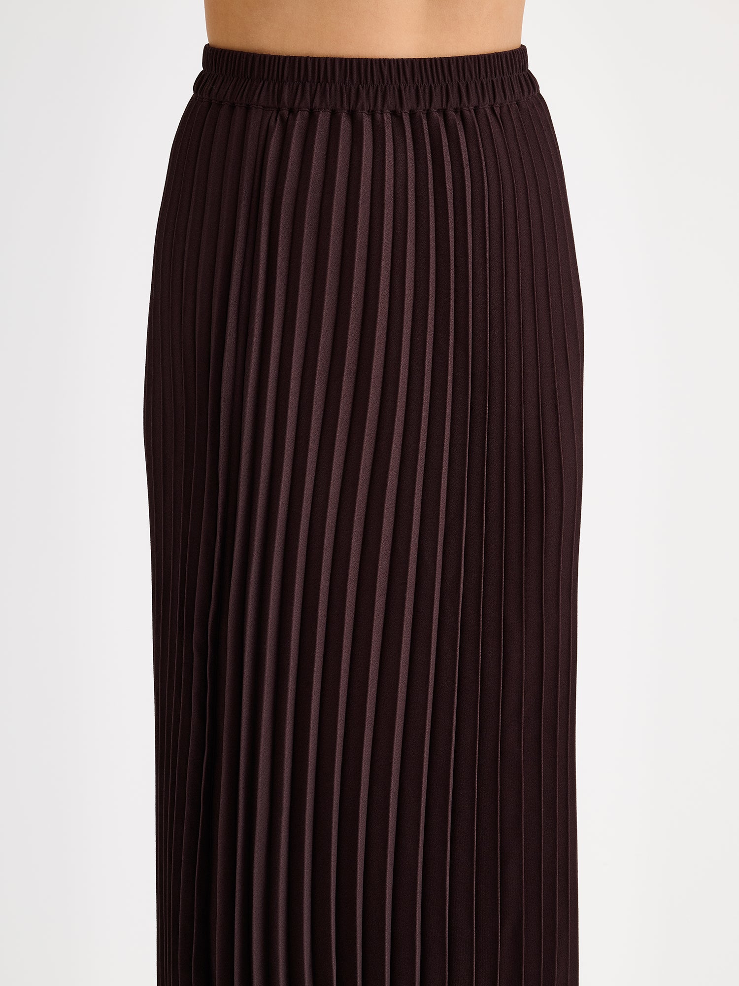 Nanso elegant midi length ARIEL Skirt in a trendy brown shade on a model close-up