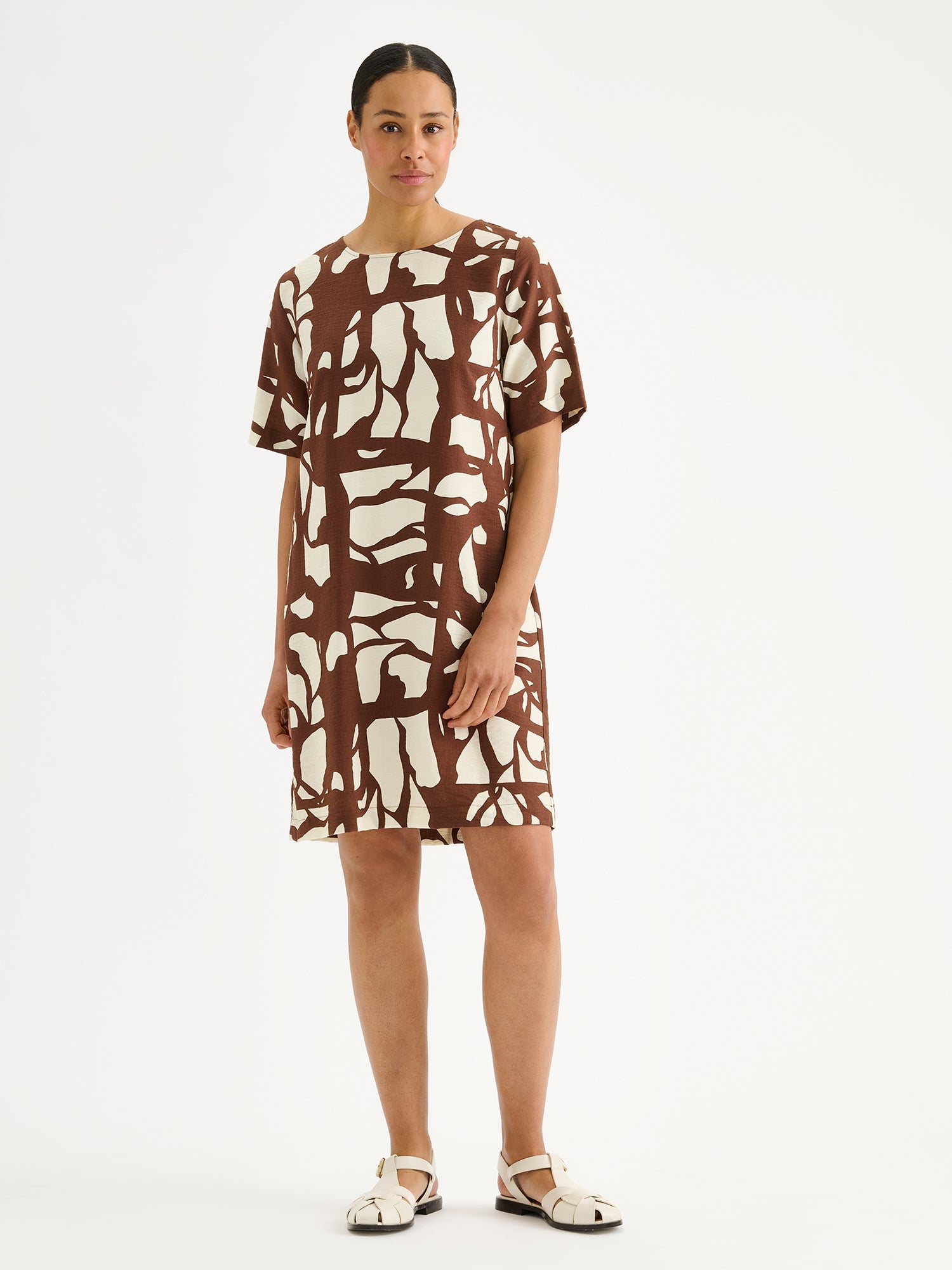 Nanso women's relaxed, straight-cut Palsta dress with timeless appeal and a stylish print in rich brown shade on a model