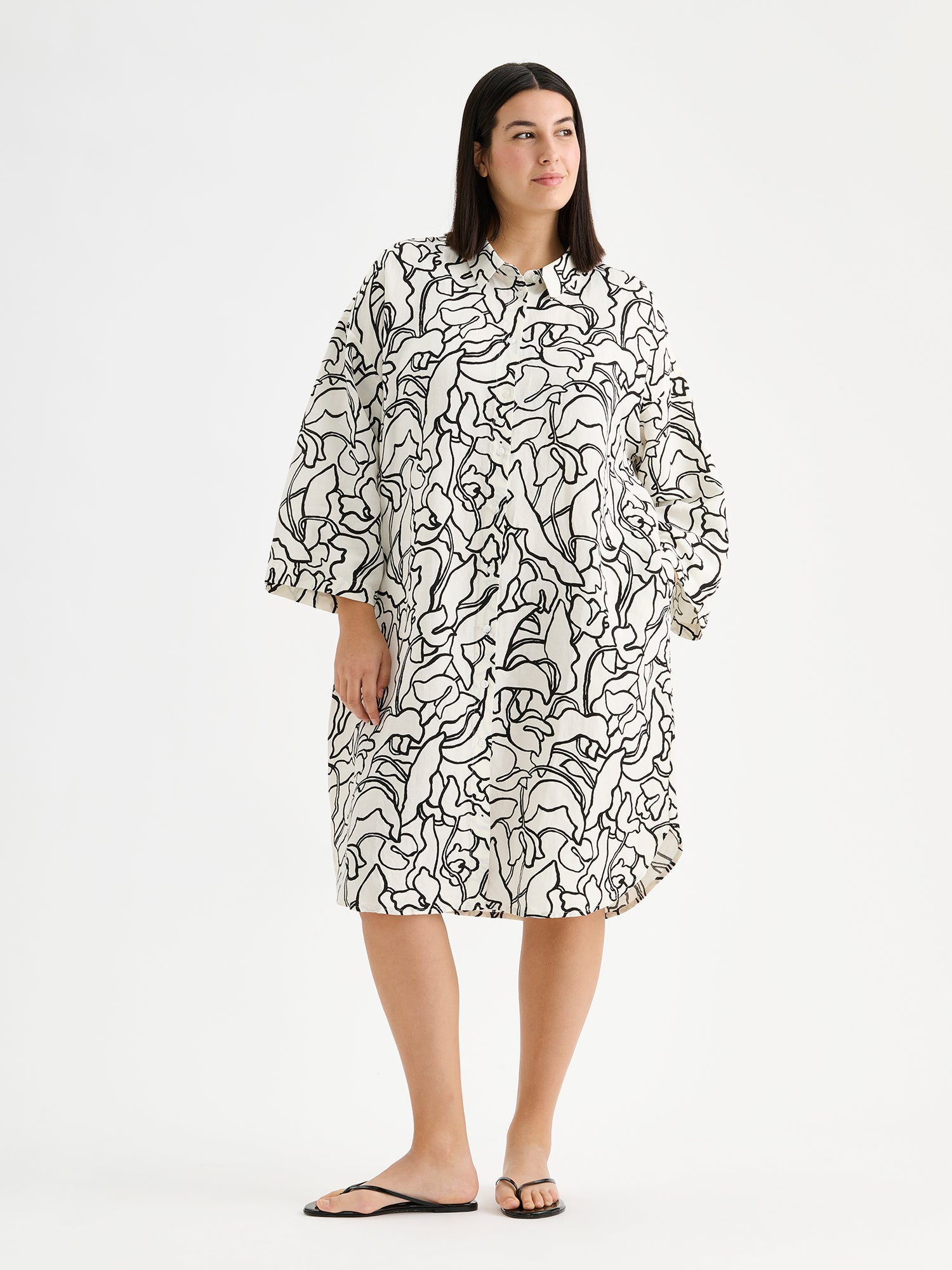 Nanso women's comfortable and relaxed Iiris shirt dress, featuring a striking black and white floral pattern on a model.