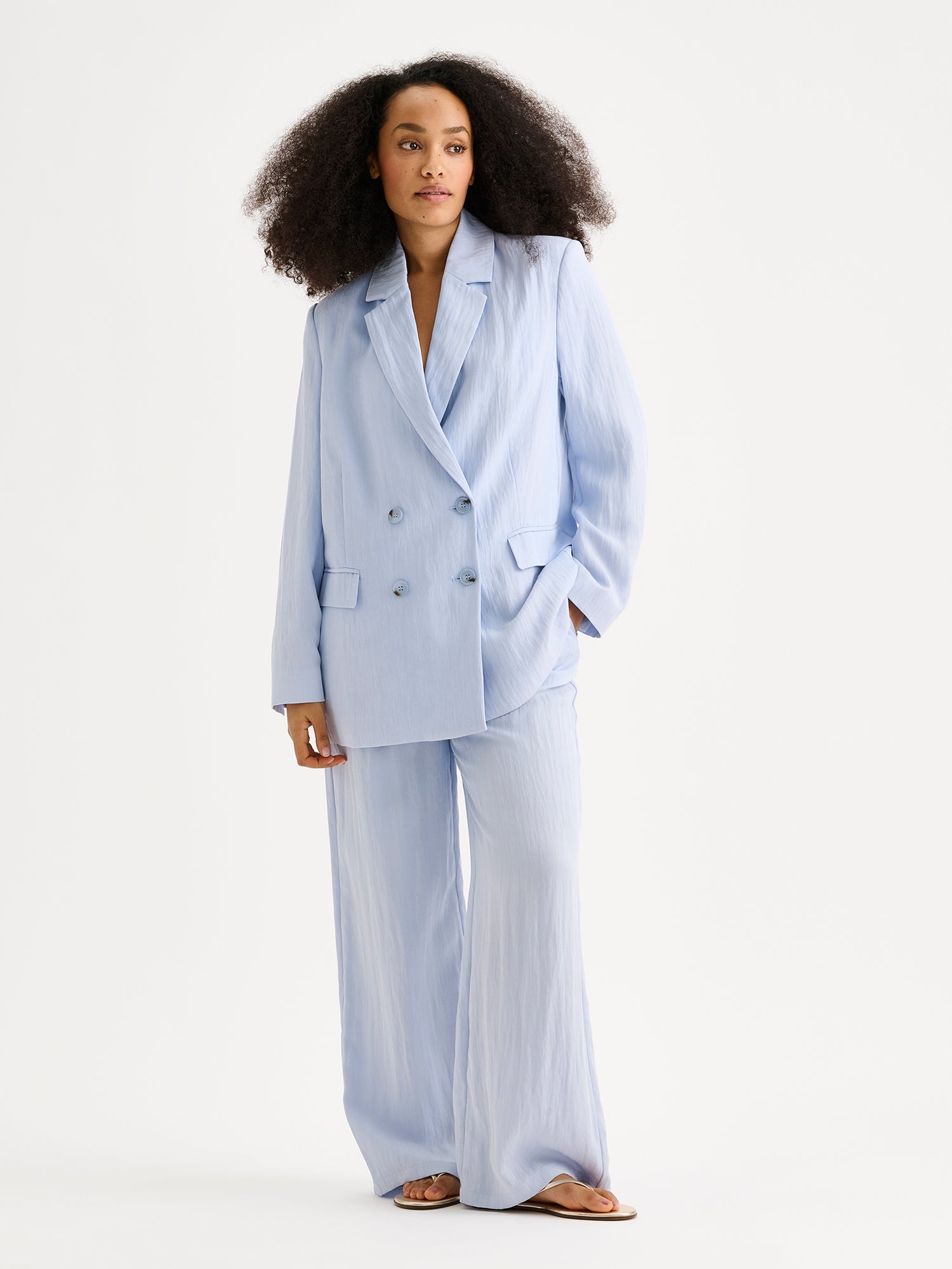 Nanso sophisticated blue blazer from the NIZZA collection on a model with Nizza trousers.