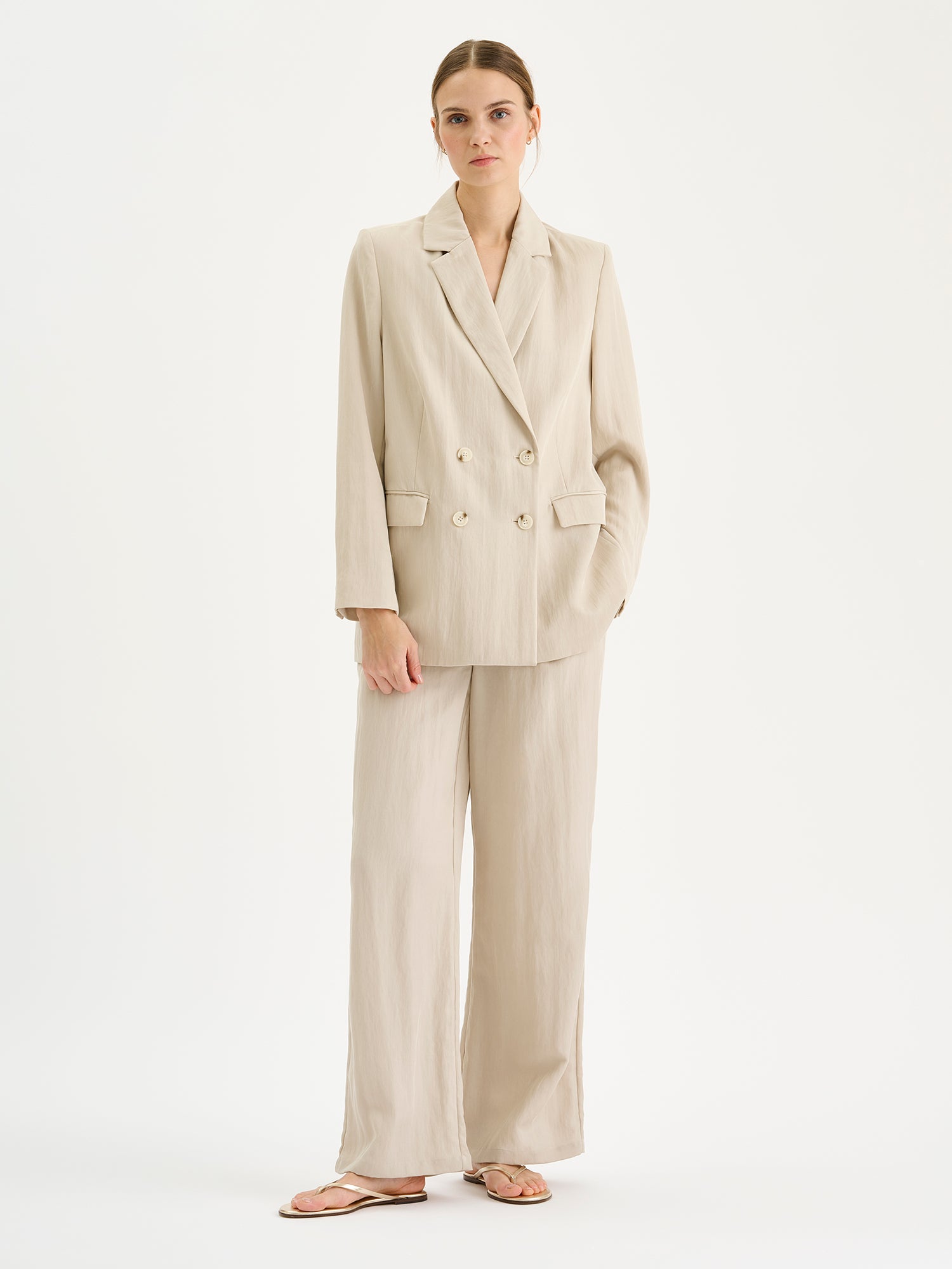 Nanso sophisticated beige blazer from the NIZZA collection on a model with matching trousers