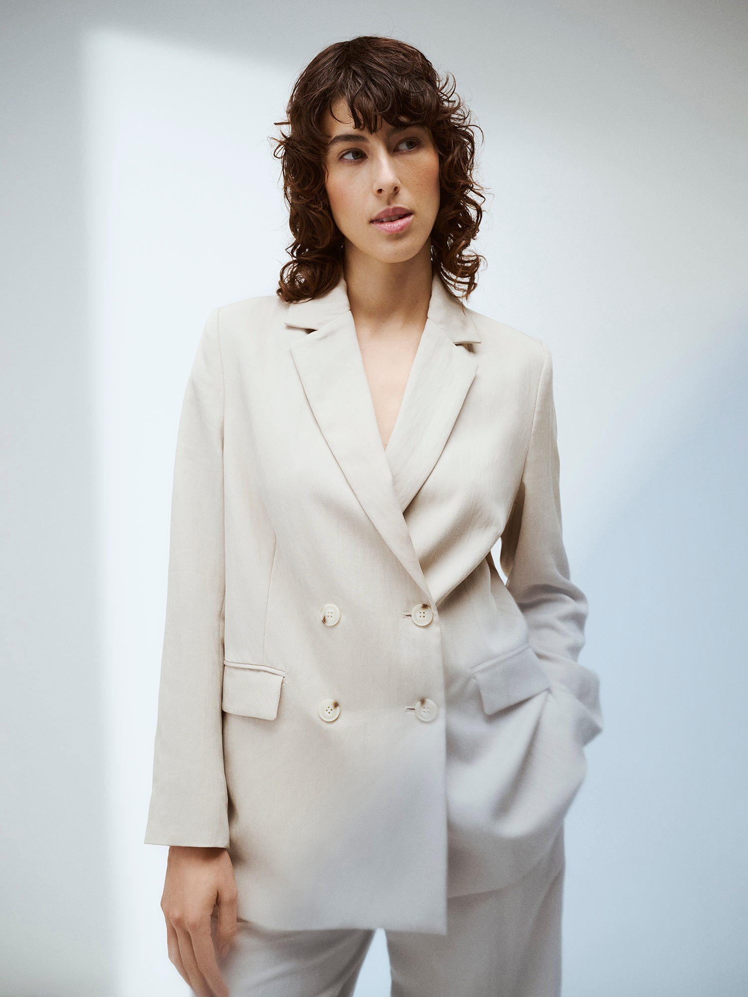 Nanso sophisticated beige blazer from the NIZZA collection on a model with matching trousers