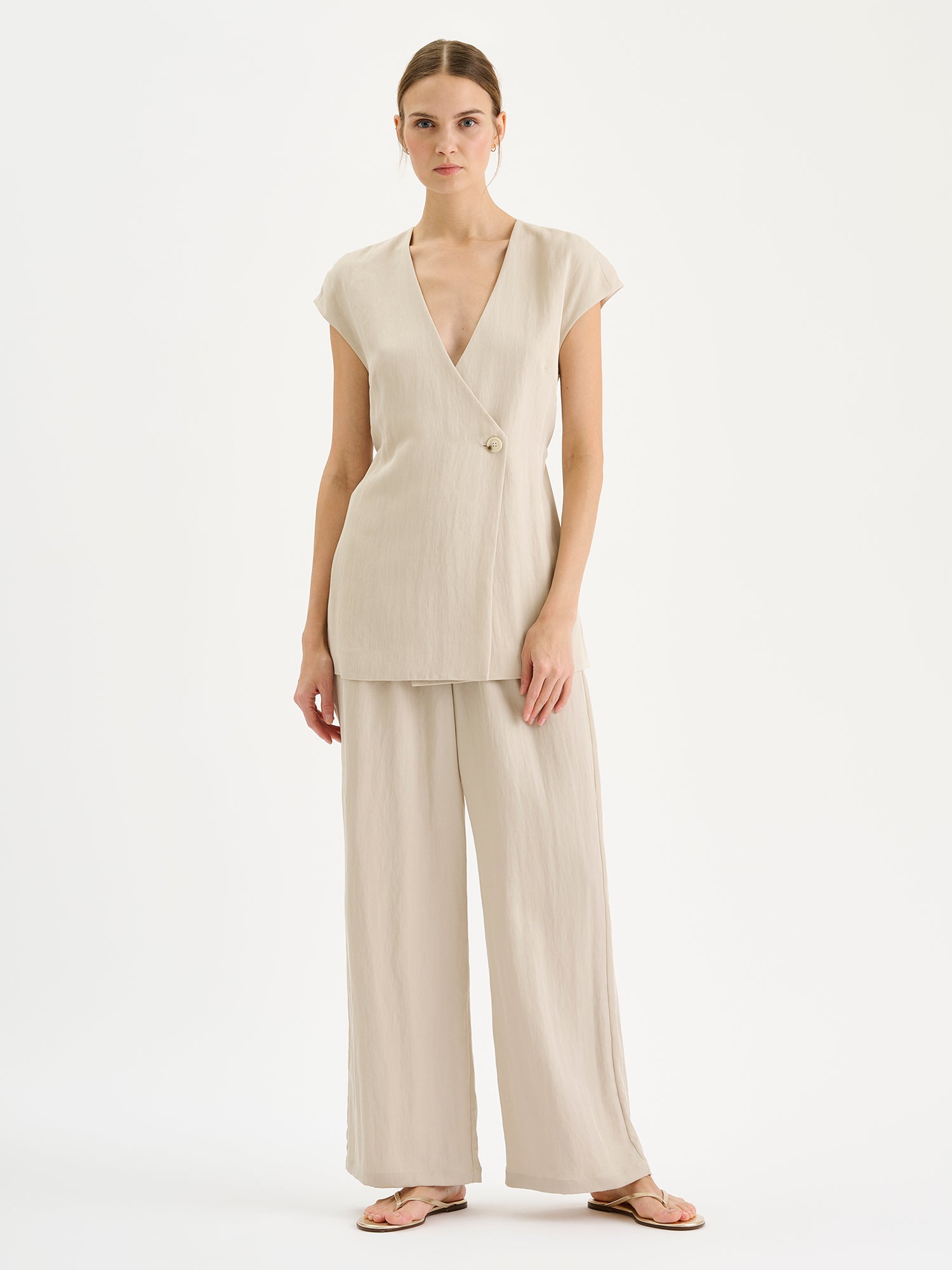 Nanso sophisticated beige waistcoat from the NIZZA collection on a model with matching trousers