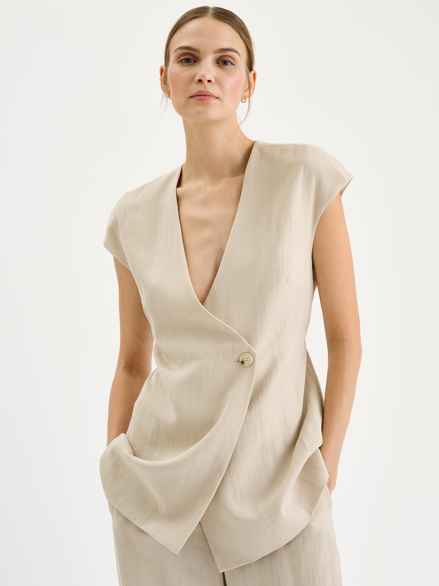 Nanso sophisticated beige waistcoat from the NIZZA collection on a model with matching trousers
