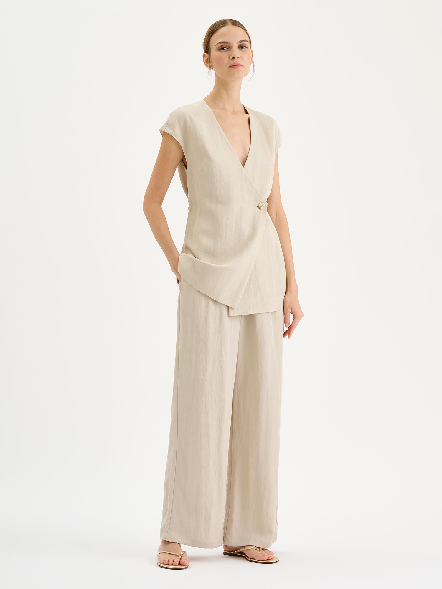 Nanso sophisticated beige waistcoat from the NIZZA collection on a model with matching trousers