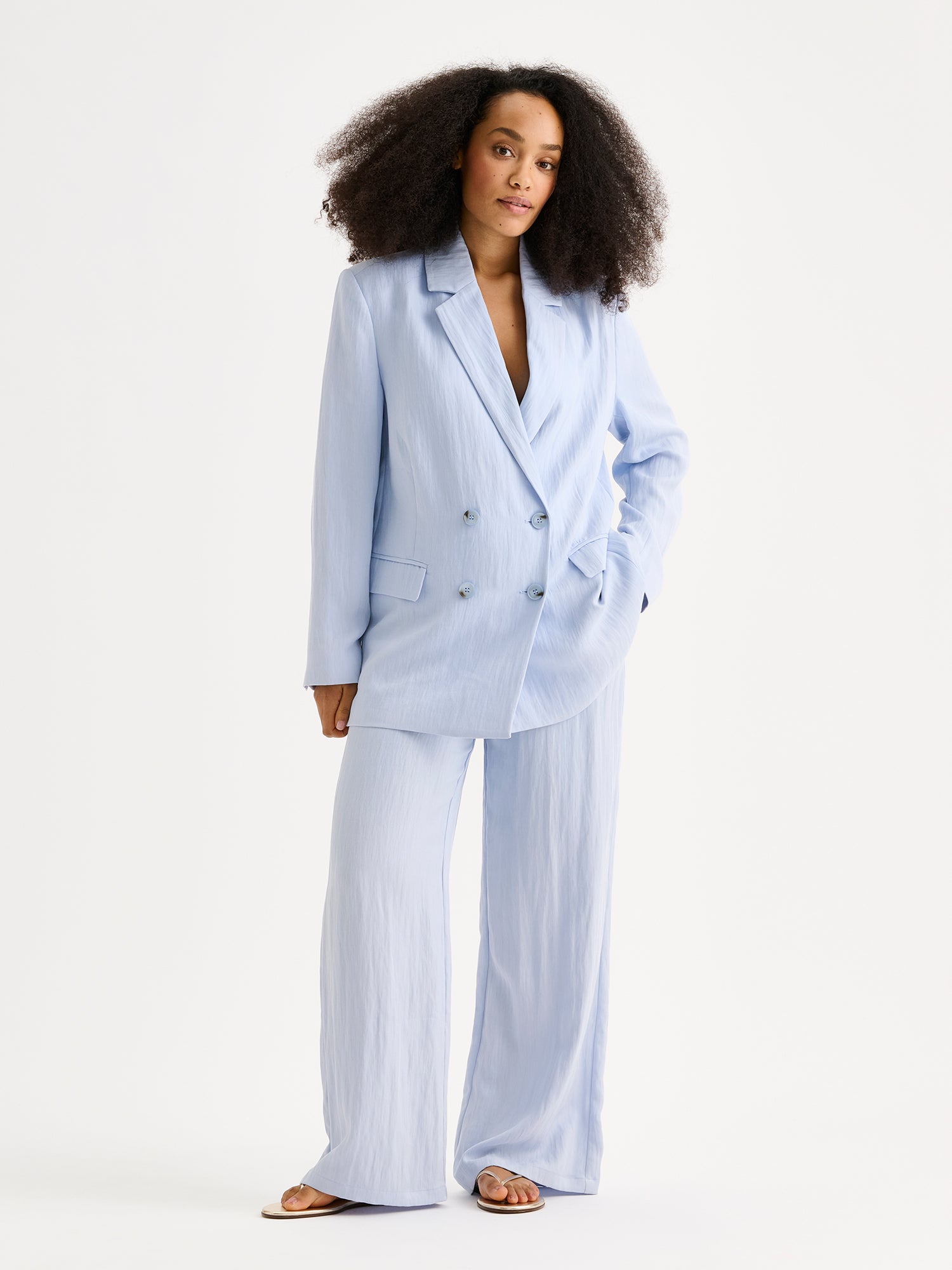 Nanso Nizza trousers in a sophisticated blue shade on a model with a matching blazer.