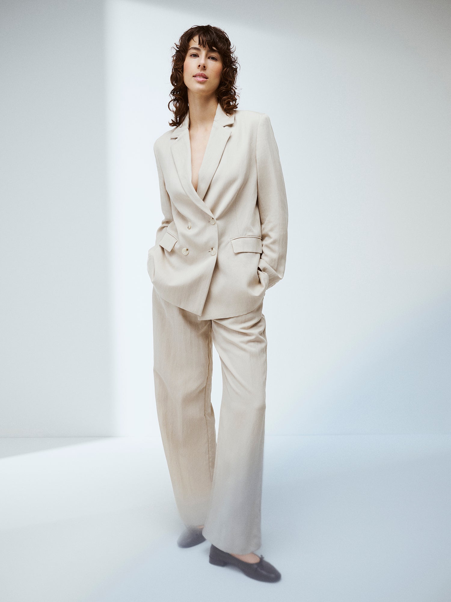 Nanso Nizza trousers in a sophisticated beige shade on a model with a matching blazer