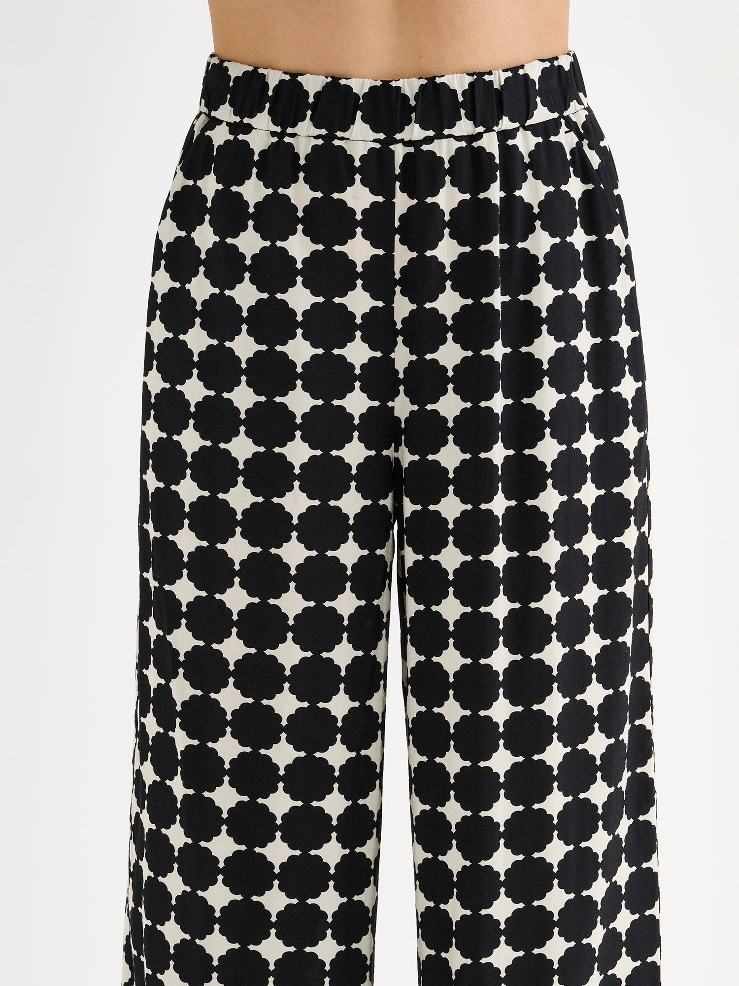 Nanso women's wide-leg Avene trousers in a stylish black and white pattern, on a model close-up.