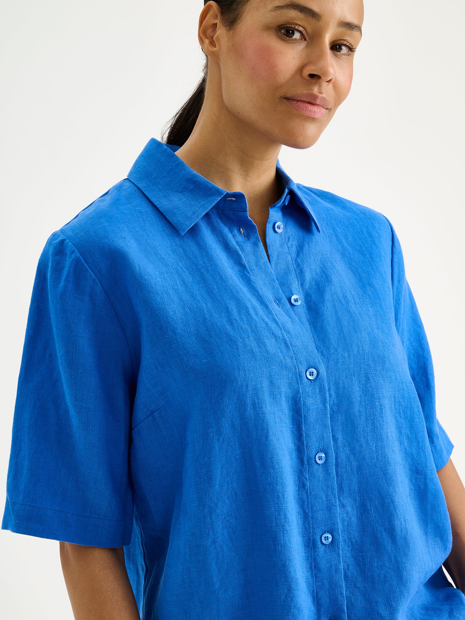 Nanso women's relaxed blue Liine linen shirt, crafted from breathable linen on a model, close-up.