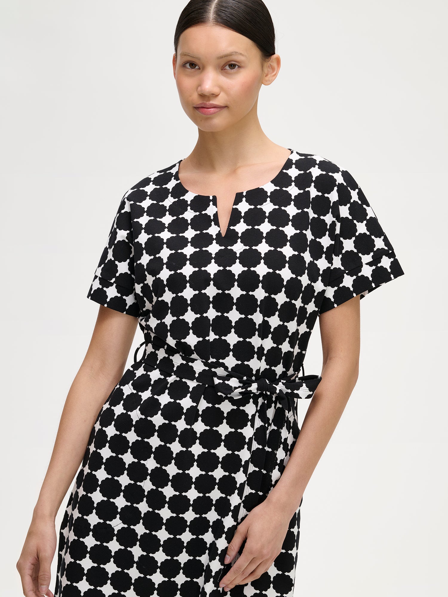 AVENE Short-Sleeved Belted Jersey Dress - Black and White | Nanso AVENE Short-Sleeved Belted Jersey Dress - Black and White | Nanso