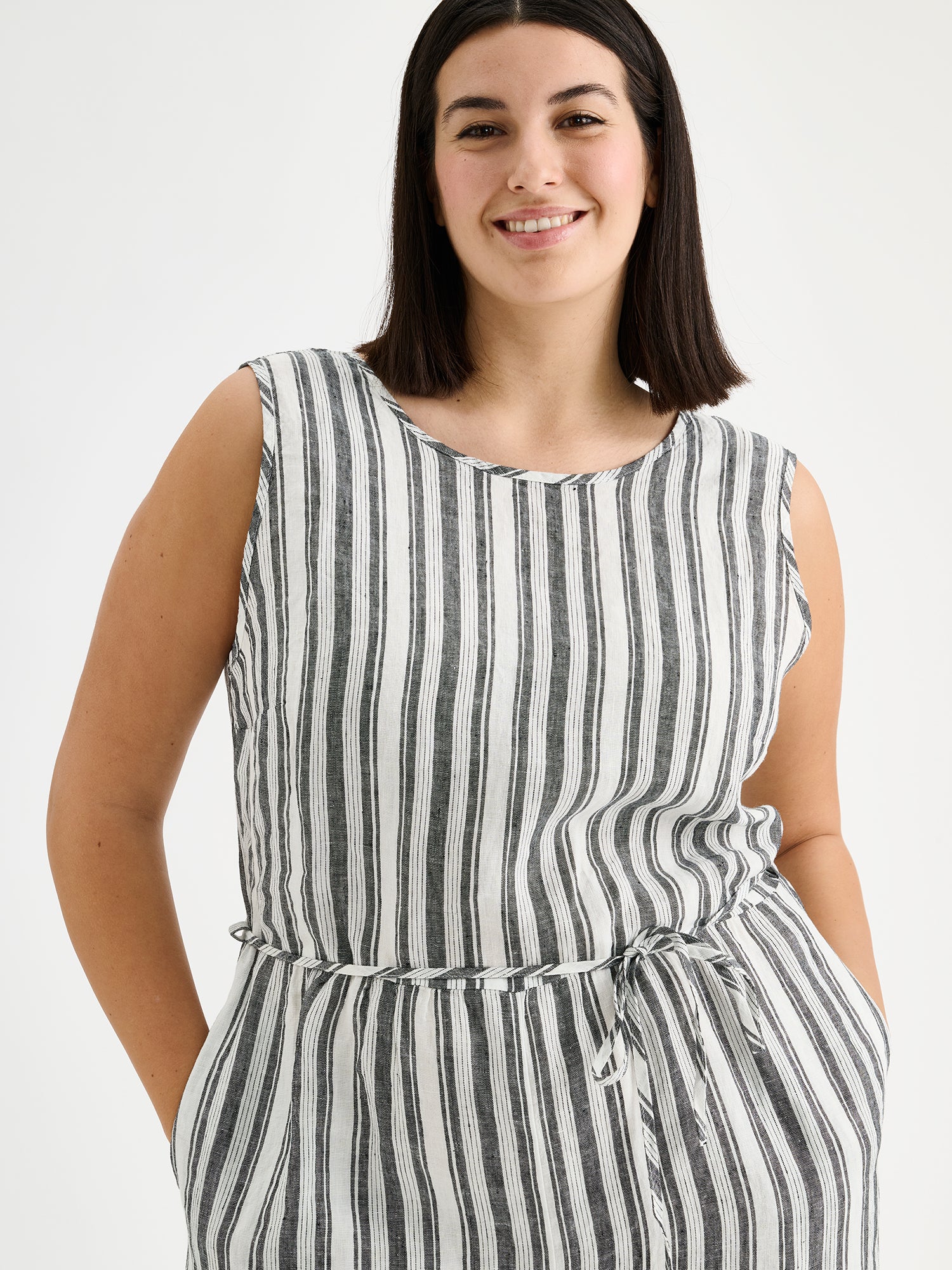 The elegant REGATTA linen jumpsuit with vertical stripes and beautiful cut on a model, close-up.