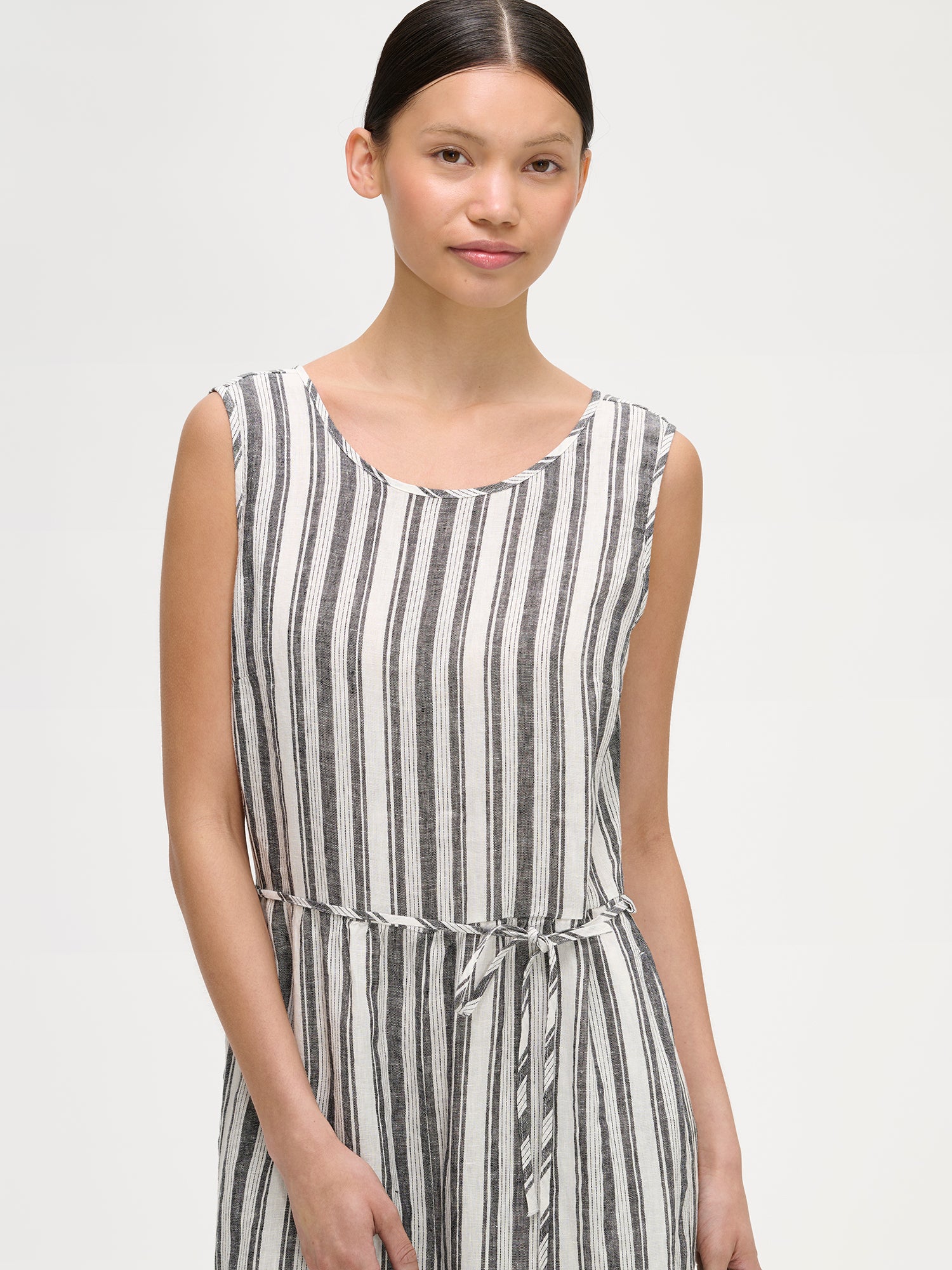 The elegant REGATTA linen jumpsuit with vertical stripes and beautiful cut on a model, close-up.