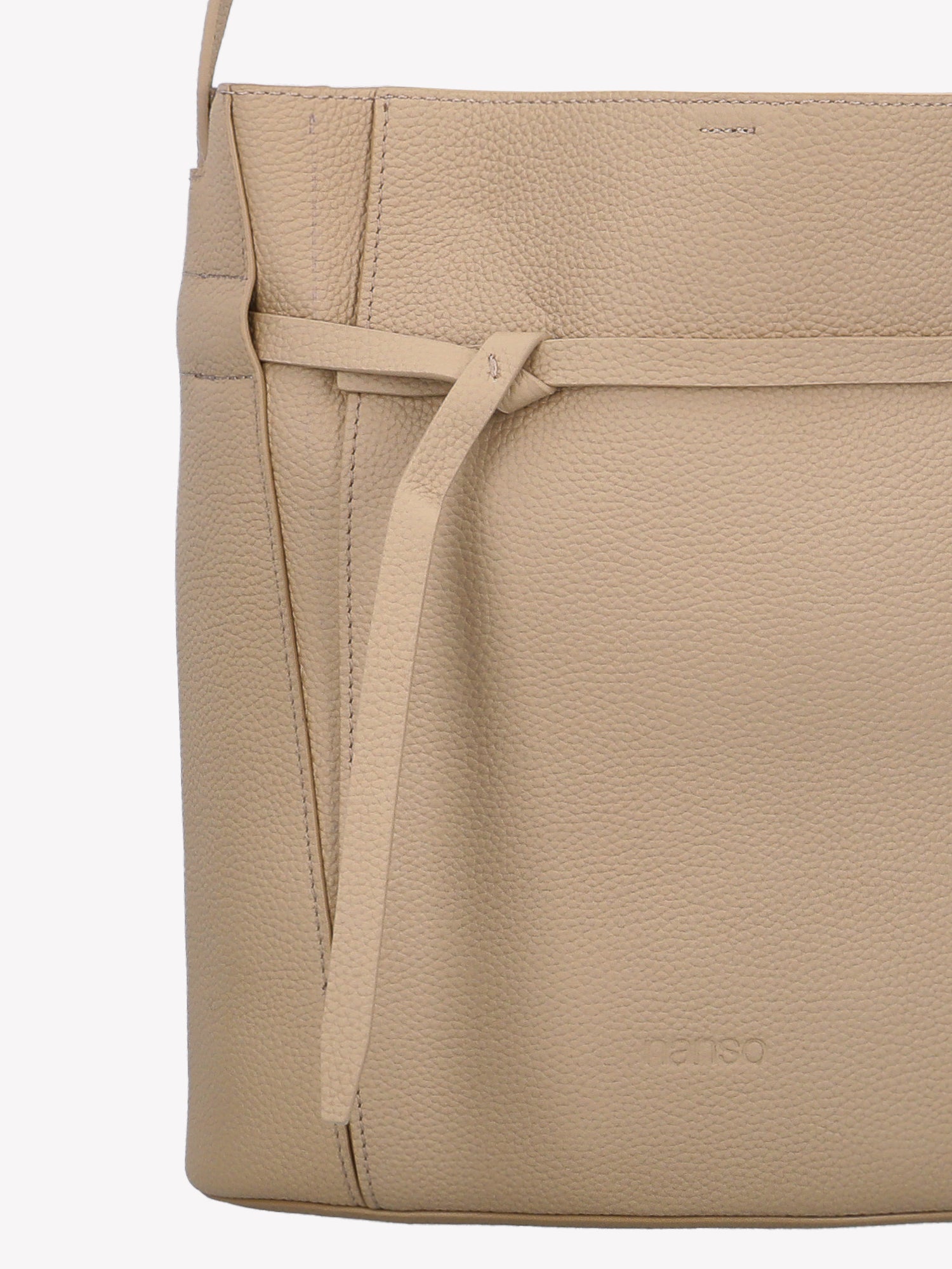 Nanso light beige Naru Bucket leather bag is a timeless accessory. Close-up of the product.