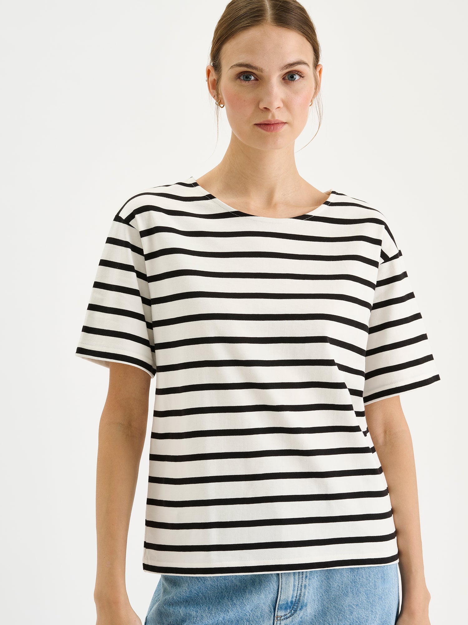 Nanso timeless black and white striped short-sleeved Breton T-shirt on a model, close-up.