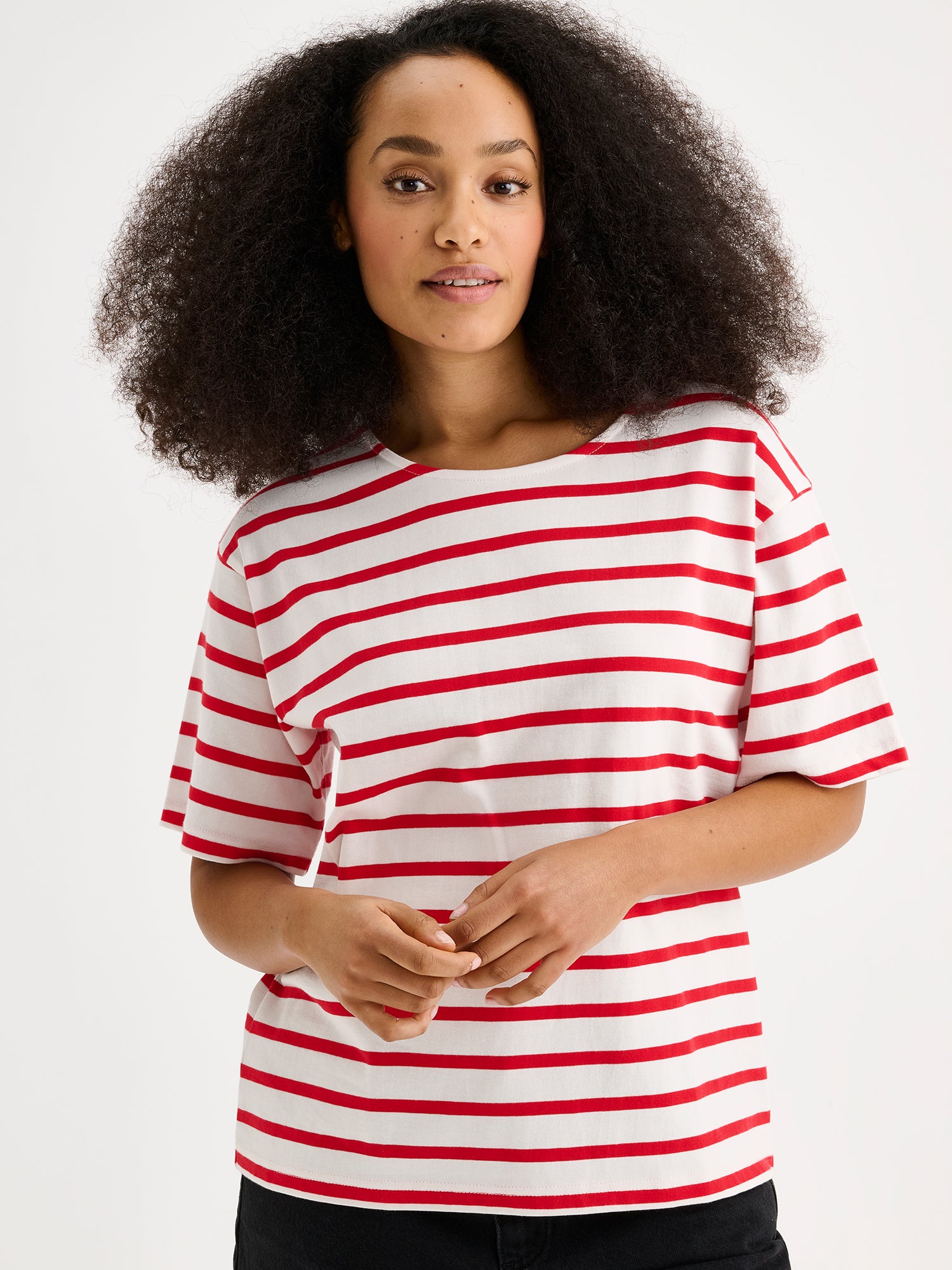 Nanso timeless red and white striped short-sleeved Breton T-shirt on a model, close-up.