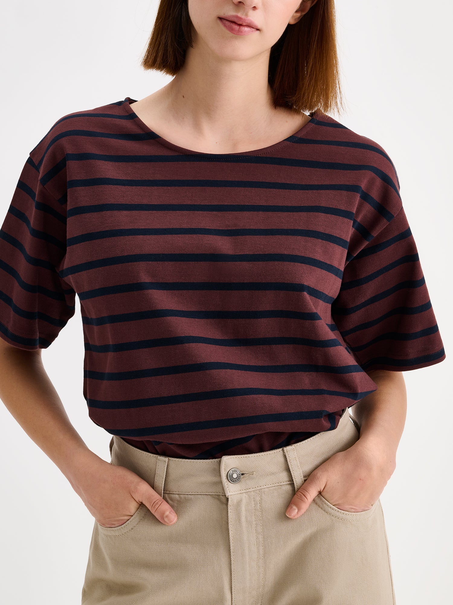 Nanso timeless brown striped short-sleeved Breton T-shirt, on a model with beige jeans.
